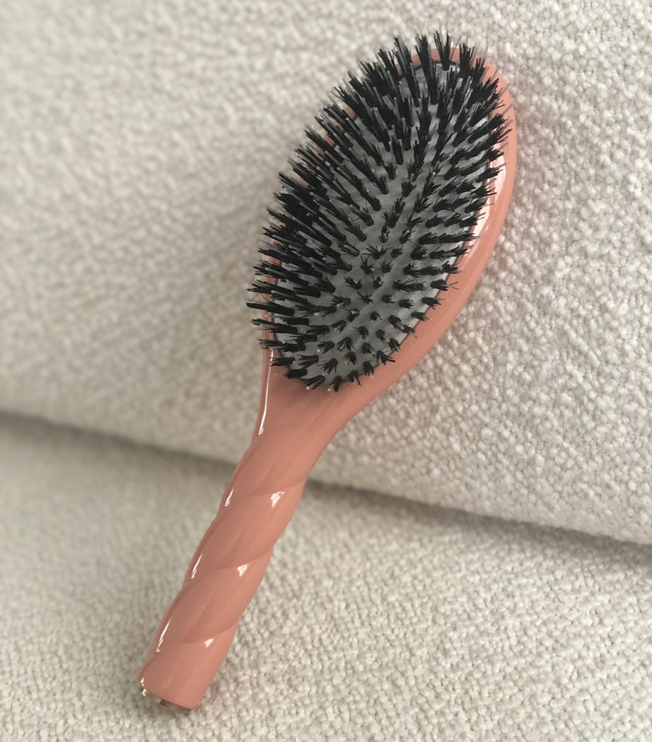 N.02 The Essential Do-it-all Brush CORAL Image 2