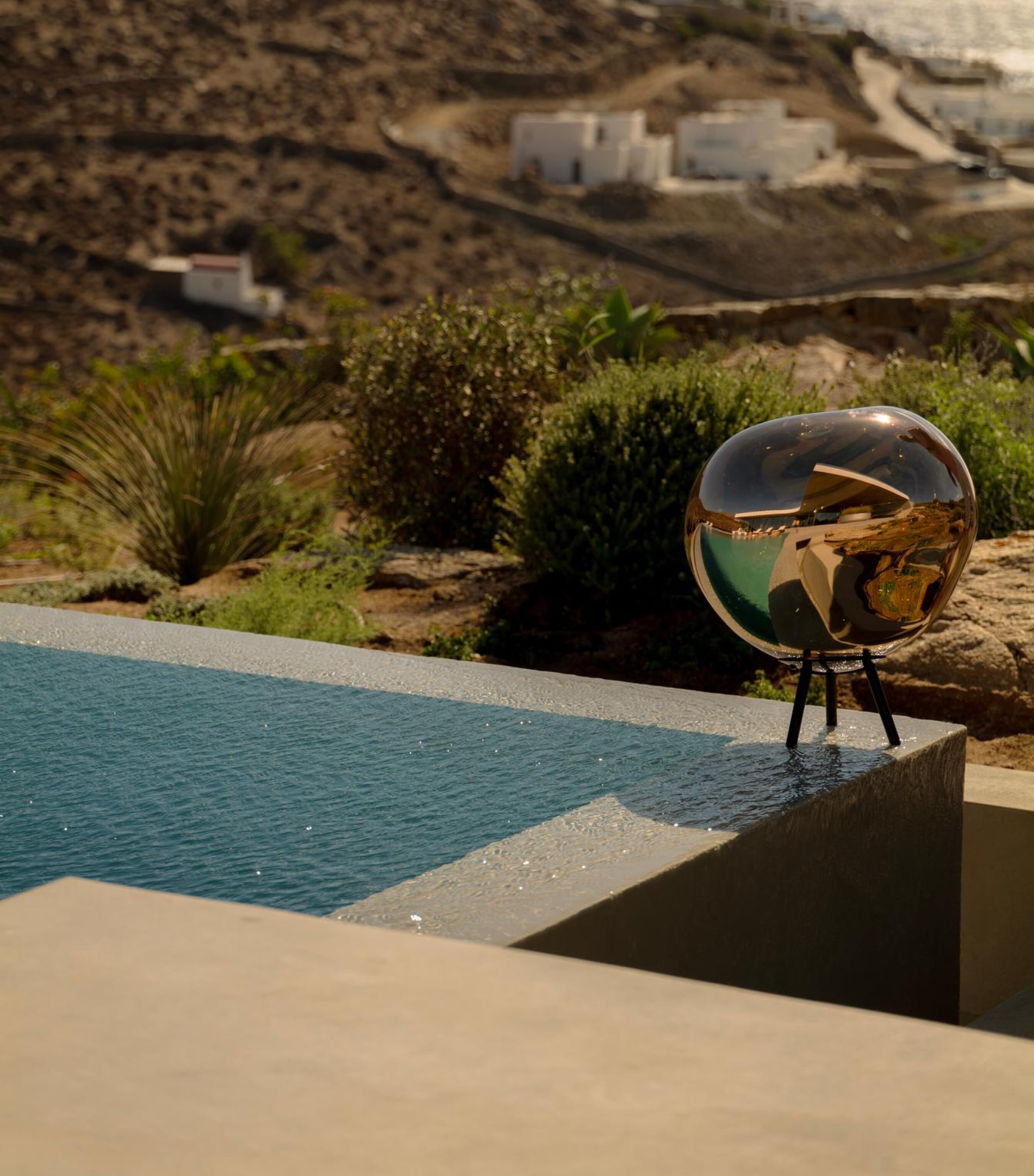 Large Portable Melt LED Light GOLD BLACK Image 7