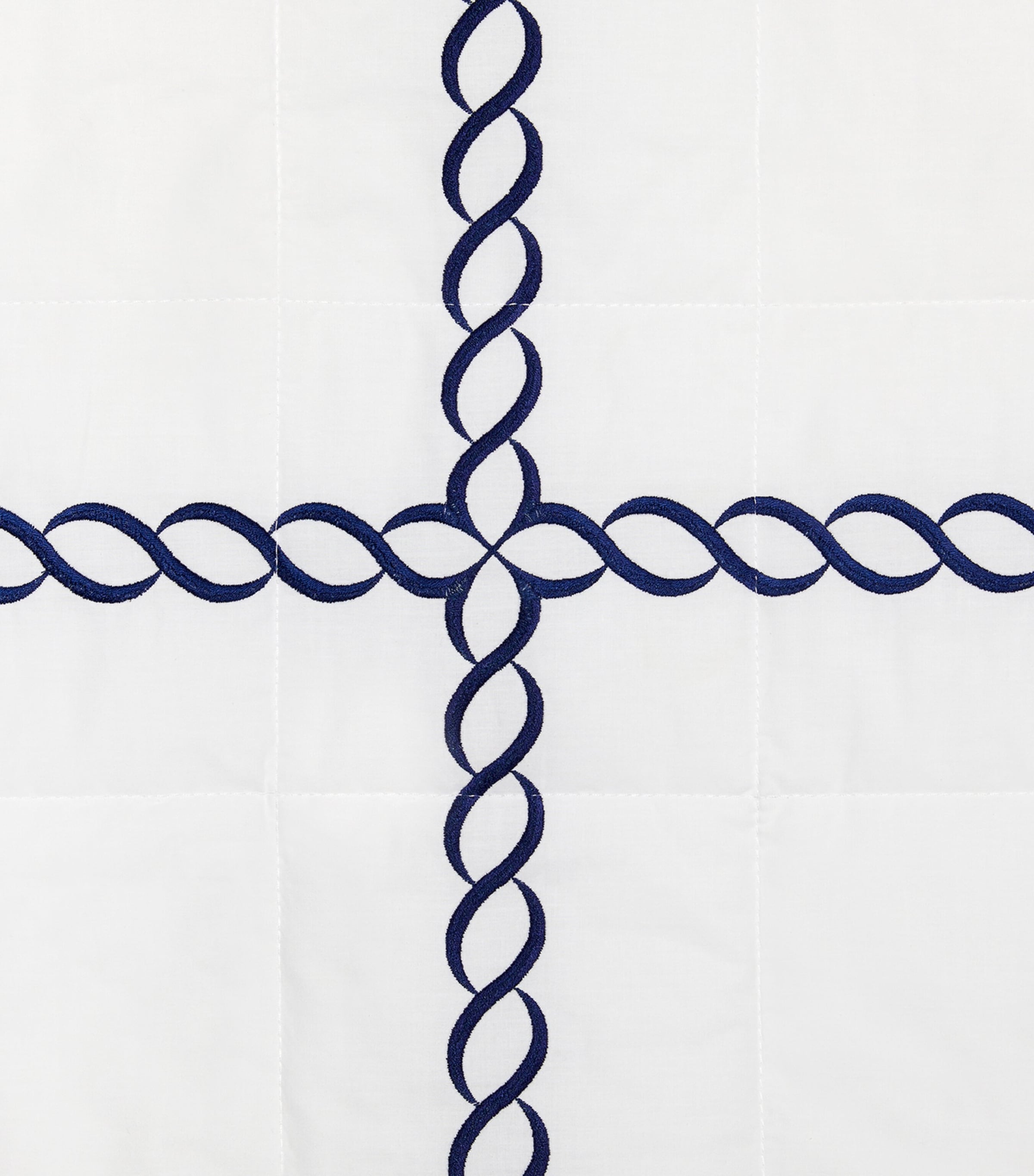 Treccia Super King Bedspread (290cm x 260cm) WHITE/NAVY Image 2