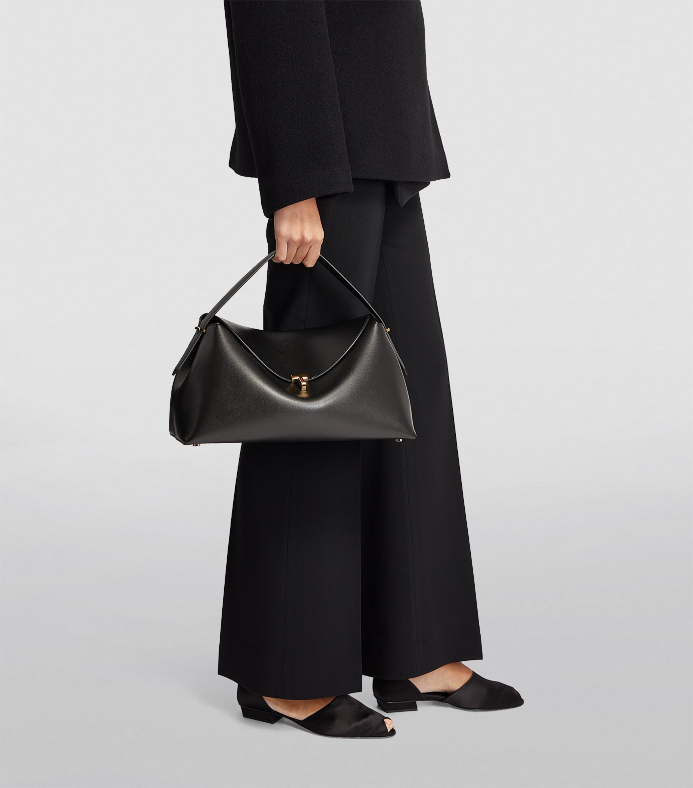 【関税込み】TOTEME T-Lock Top Handle Bag T-Lock woven-leather top handle black – TOTEME
