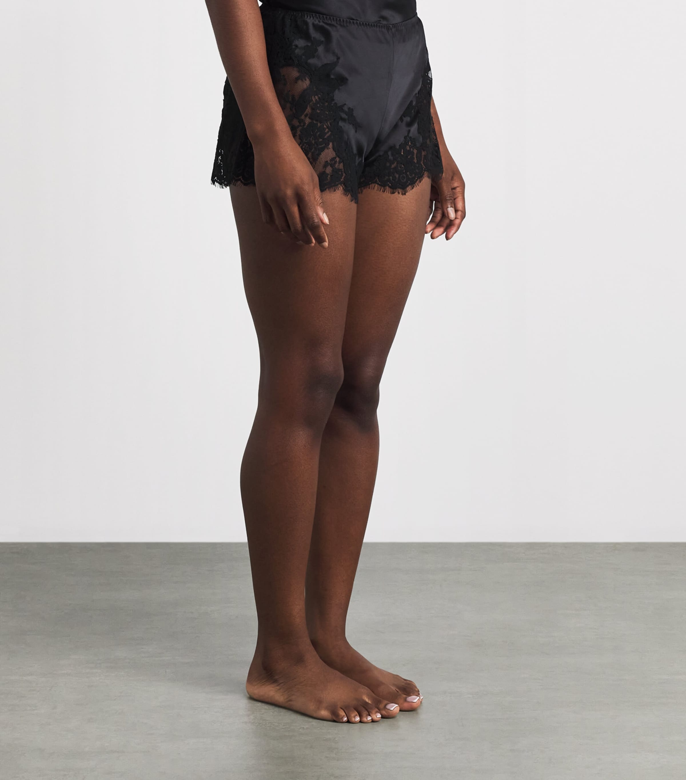 Marjolaine Womens Silk Floral Tess Shorts Noir Image 4