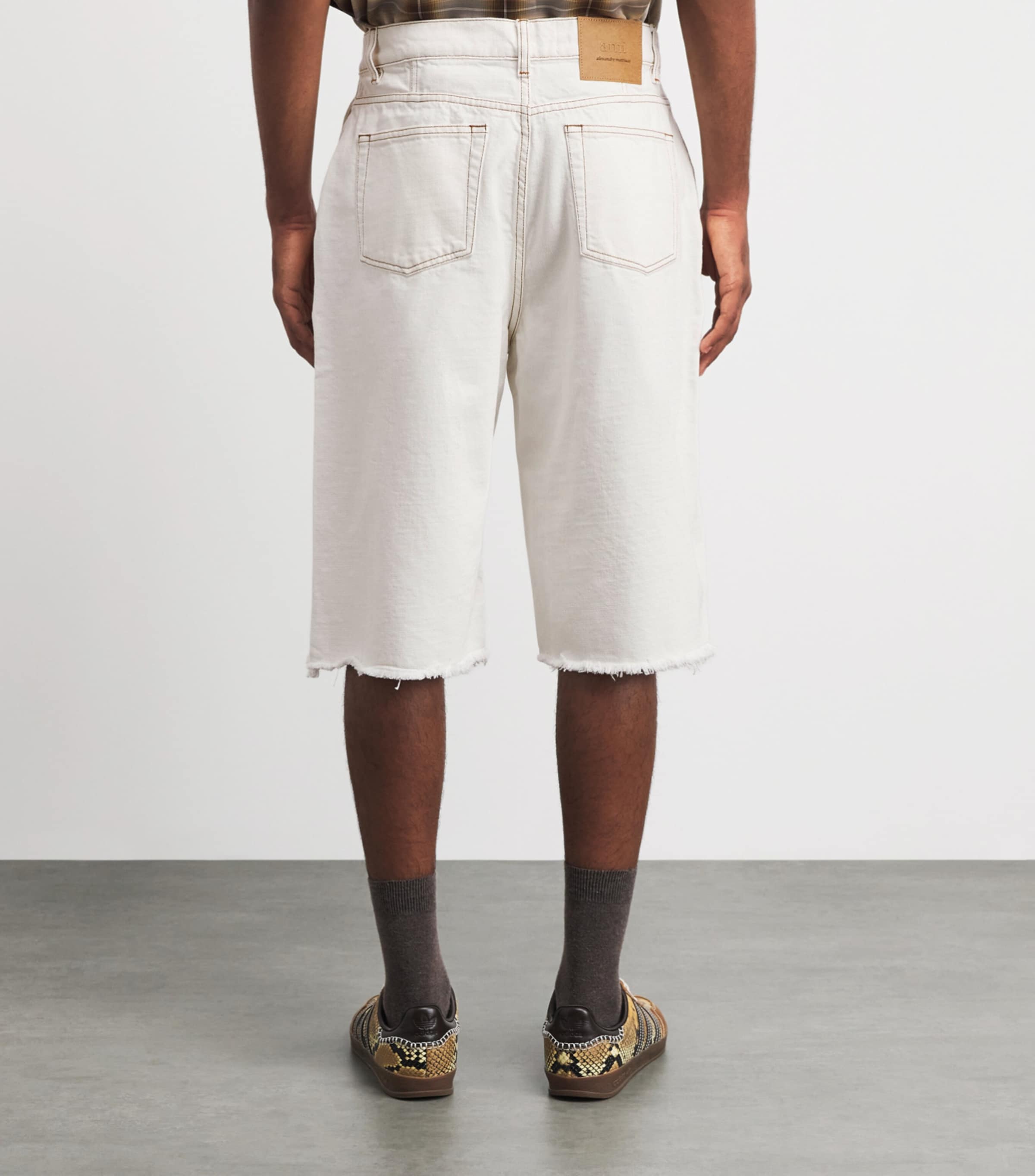 AMI Paris Mens Contrast-Stitch Oversized Denim Shorts Blanc Creme Image 5