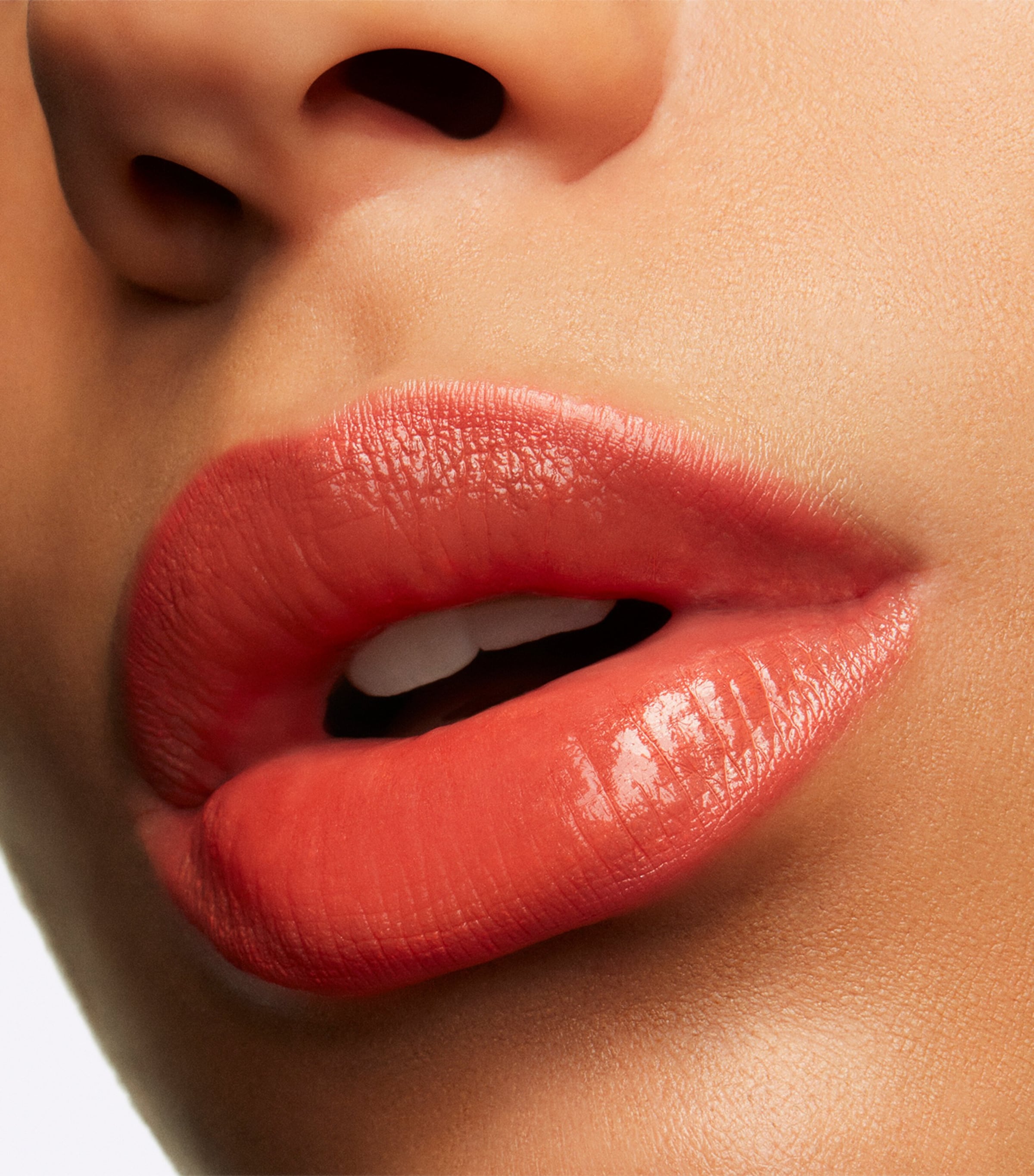 Lustreglass Sheer-Shine Lipstick KISSMET Image 4