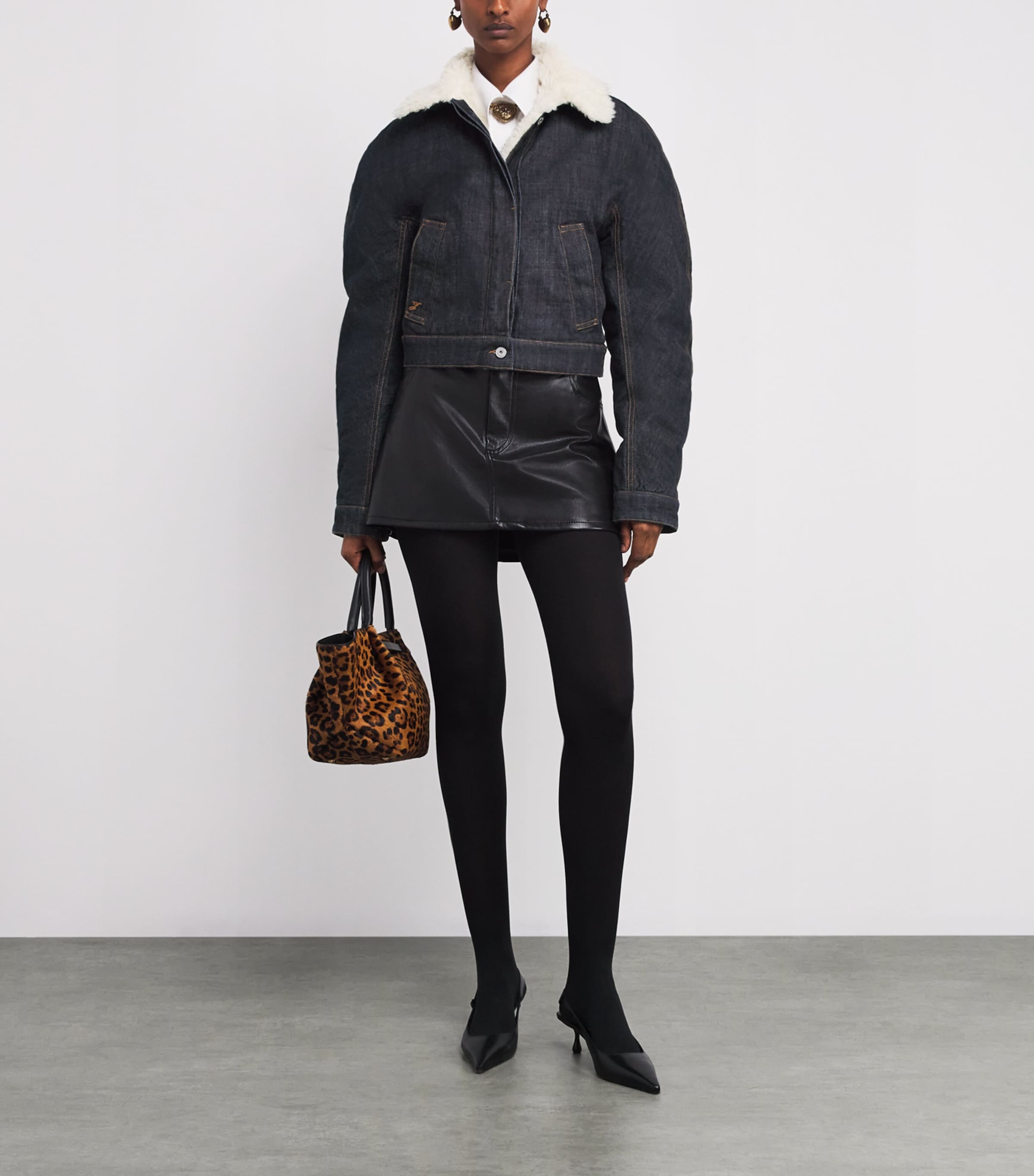 Jacquemus Womens Shearling-Trim Denim Bomber Jacket Dark Navy Image 2