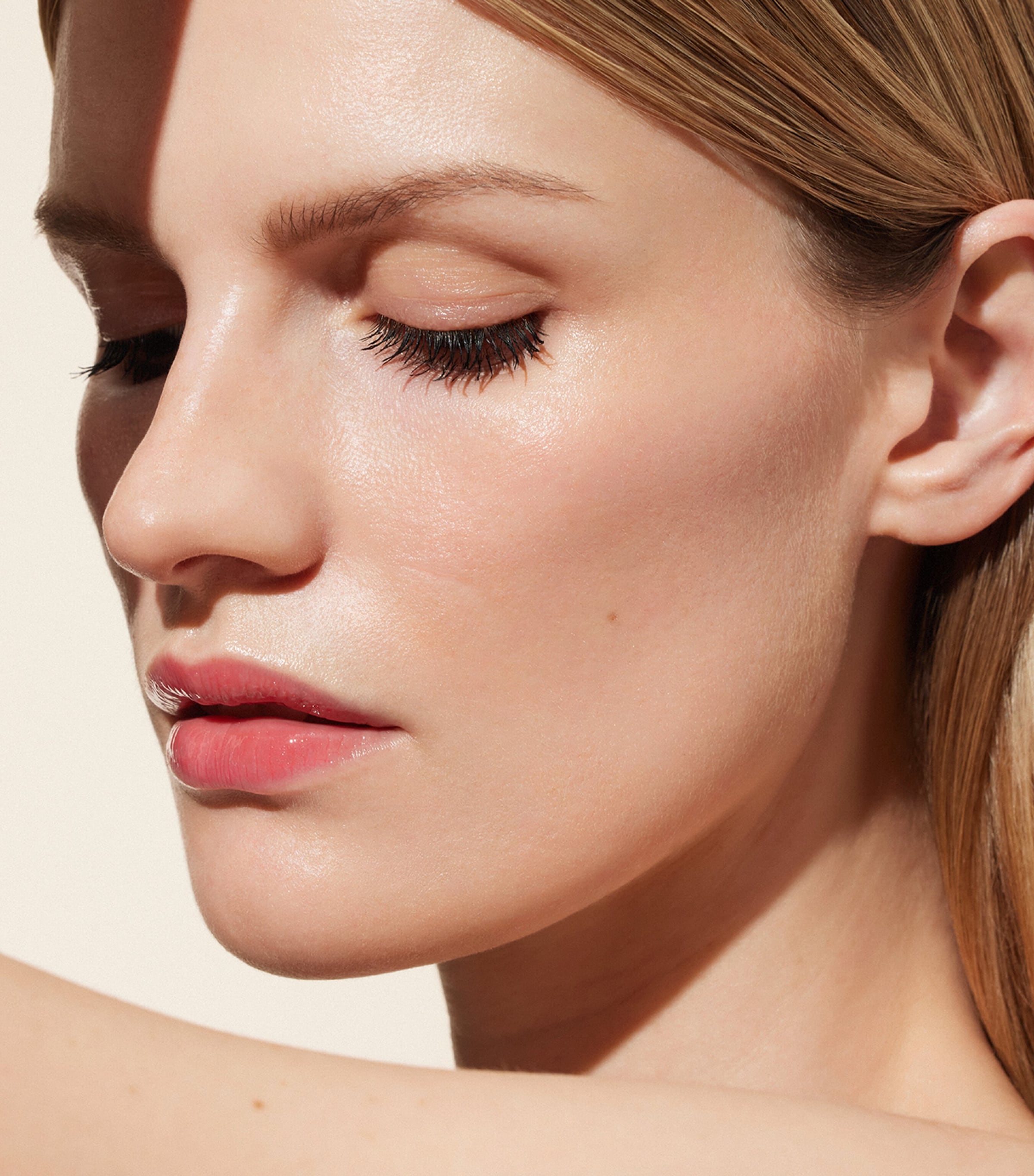 Total Lip Gloss CL02 CHIC RED Image 4