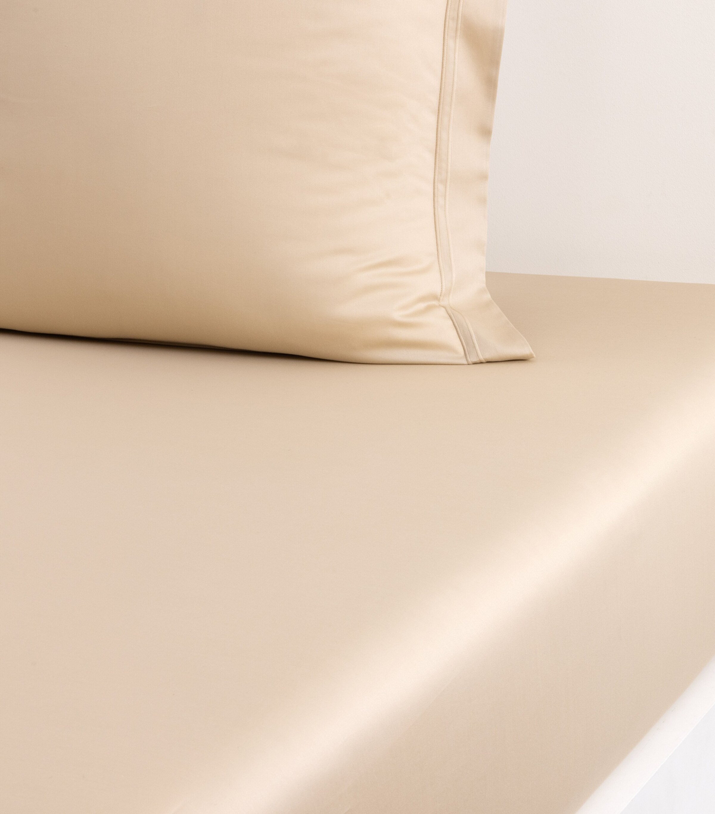 Yves Delorme Triomphe Super King Fitted Sheet (180cm x 200cm) Dune Image 4
