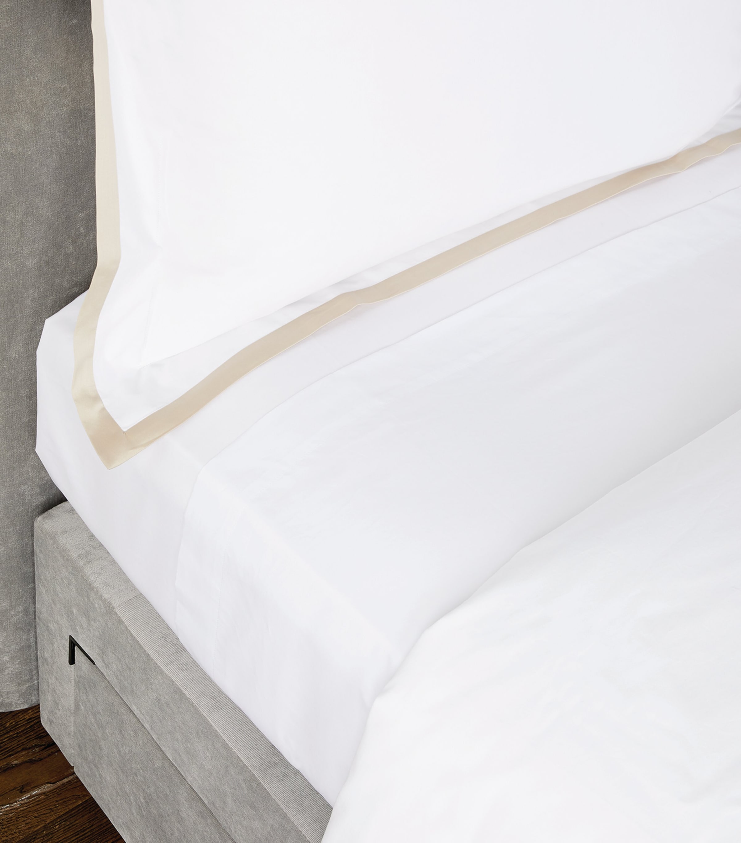 Celso De Lemos Estrela Super King Flat Sheet In White