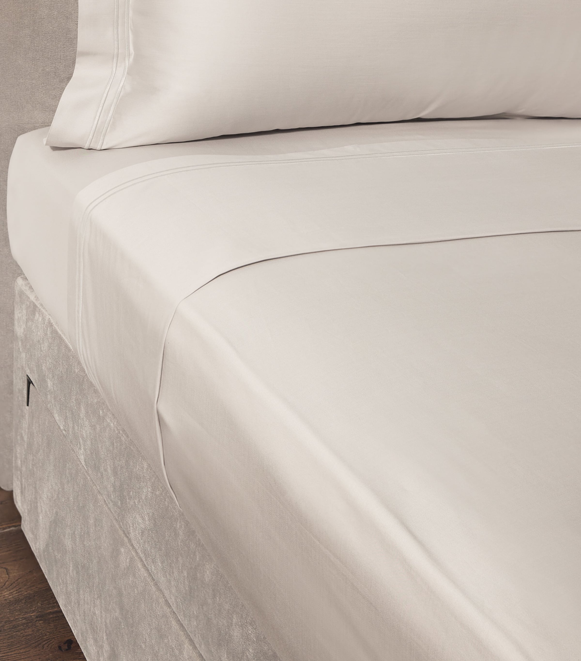 Brompton II Emperor Fitted Sheet (215cm x 215cm) LIGHT GREY Image 5