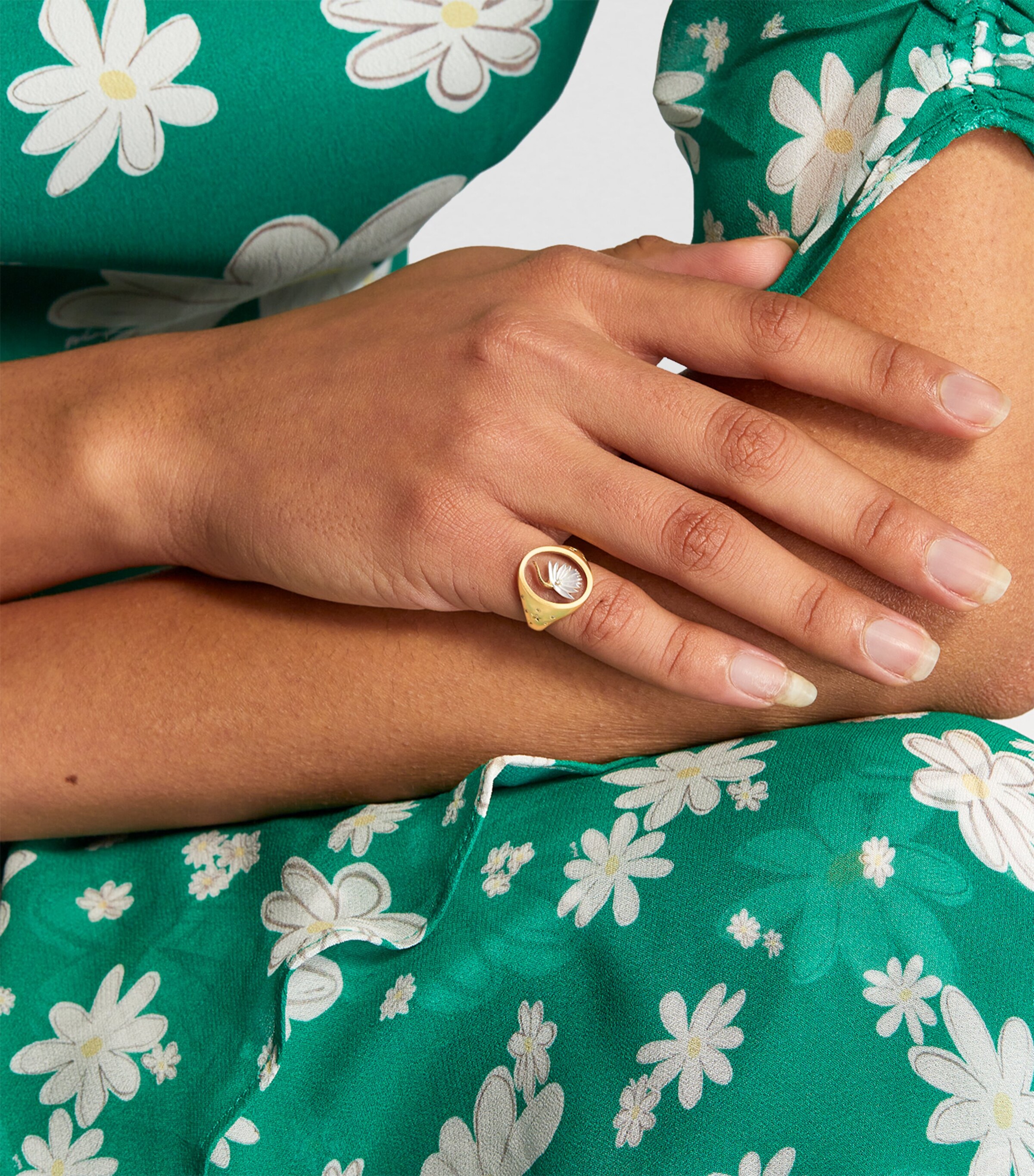 L'ATELIER NAWBAR Yellow Gold, Diamond and Mother-of-Pearl Wared 2.0 Ring White Image 4