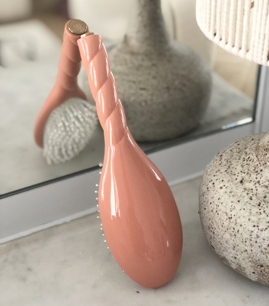 N.04 The Miracle Detangling Scalp Brush CORAL Image 3