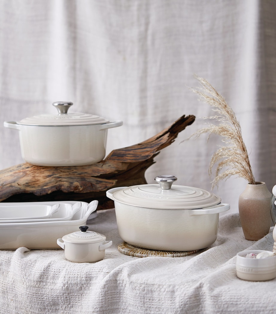 Cast Iron Oval Casserole Dish (29cm) MERINGUE Image 4