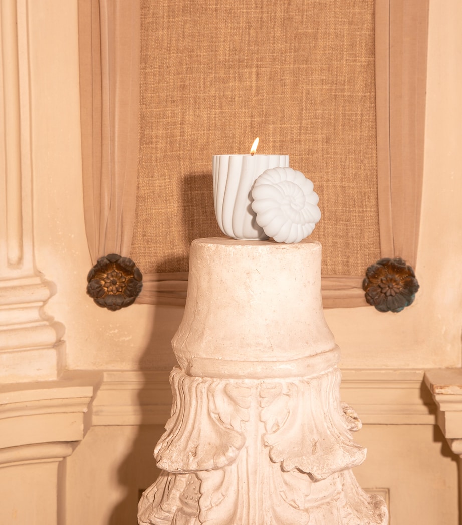 L'Objet x Jessica McCormack Shell Candle (265g) White Image 4