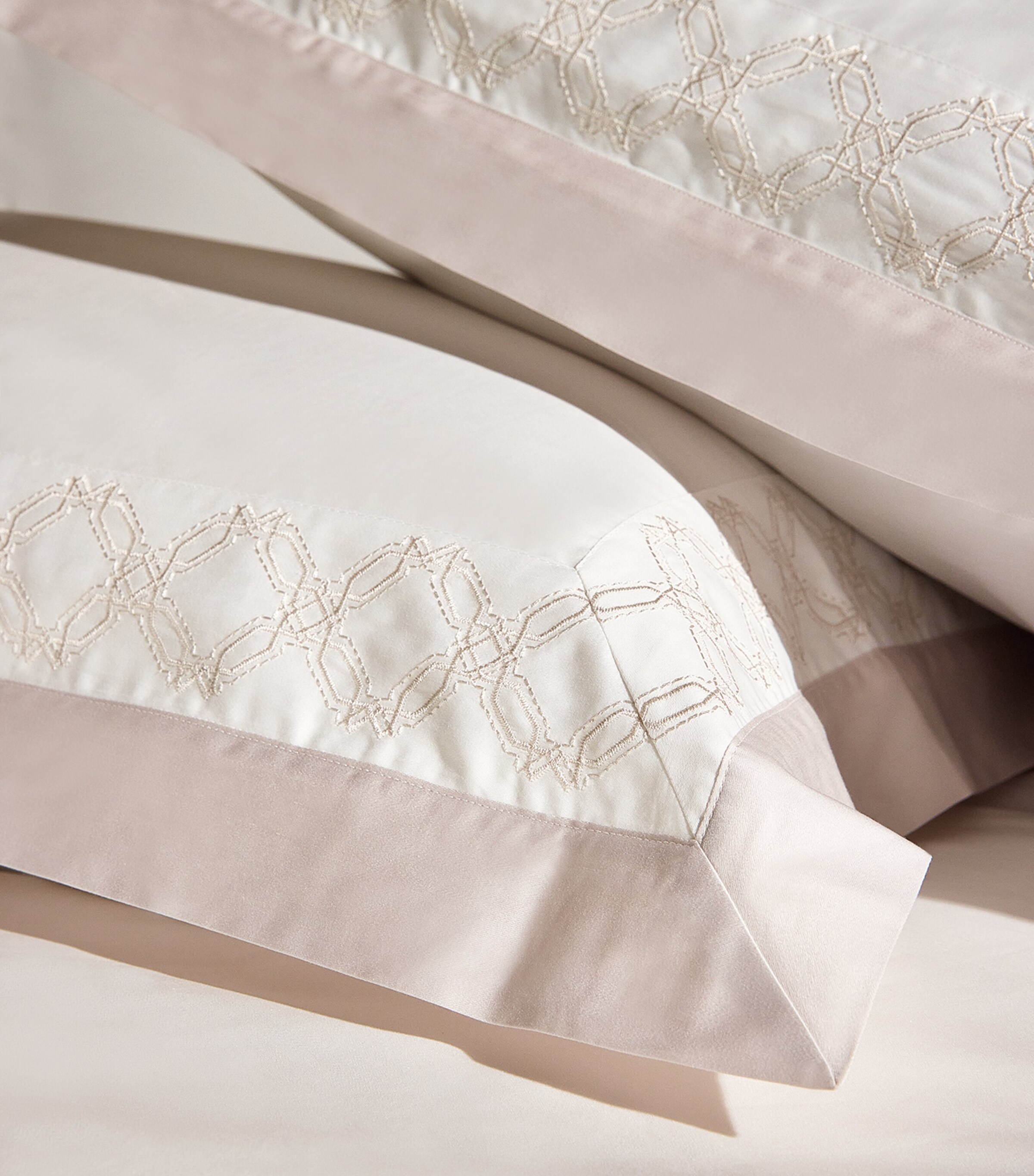 Harrods of London Beaufort Oxford Pillowcase Pair (50cm x 75cm) While/pale Grey Image 5