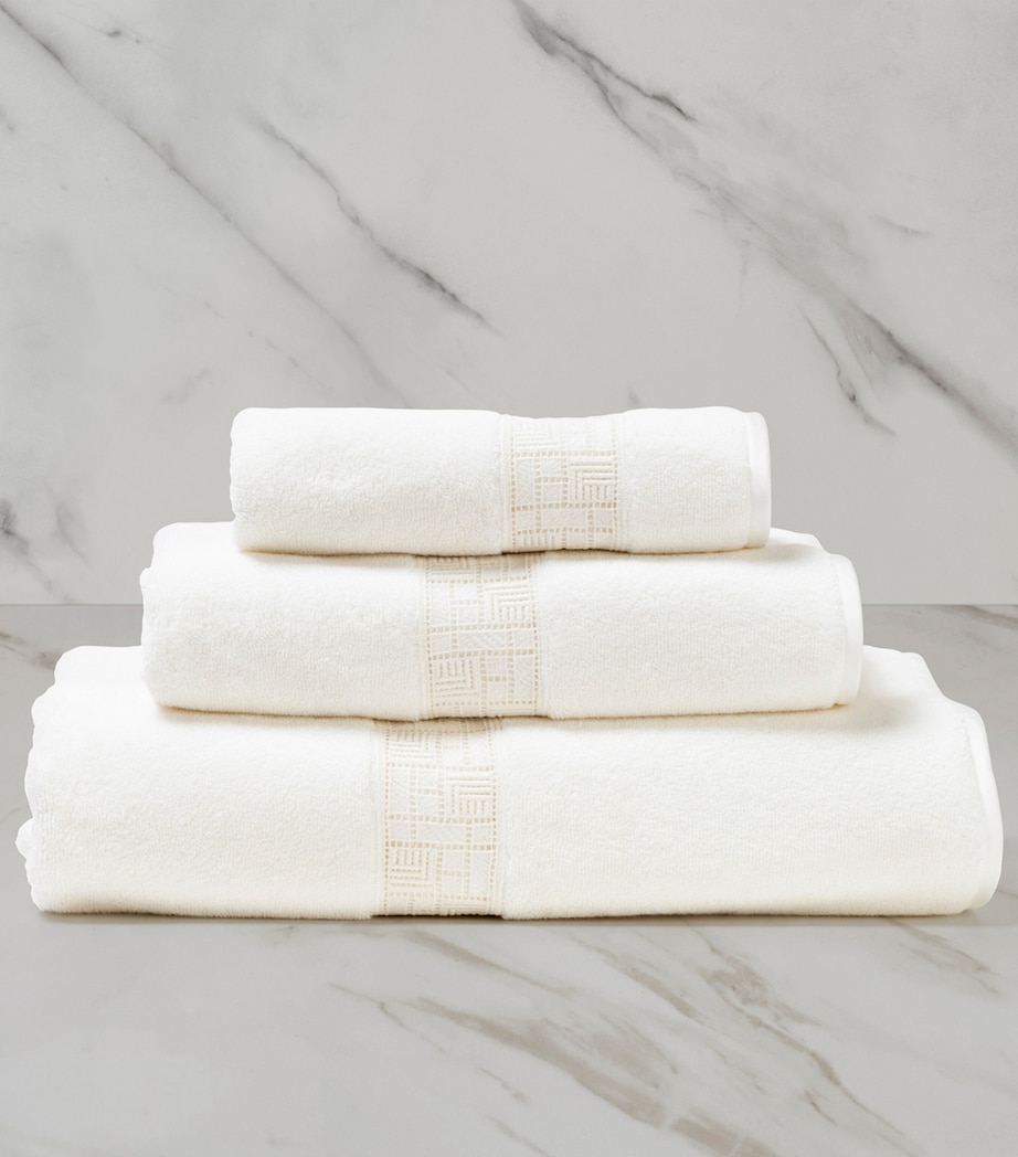 Maze Lace Bath Towel 2136 - MILK Image 2