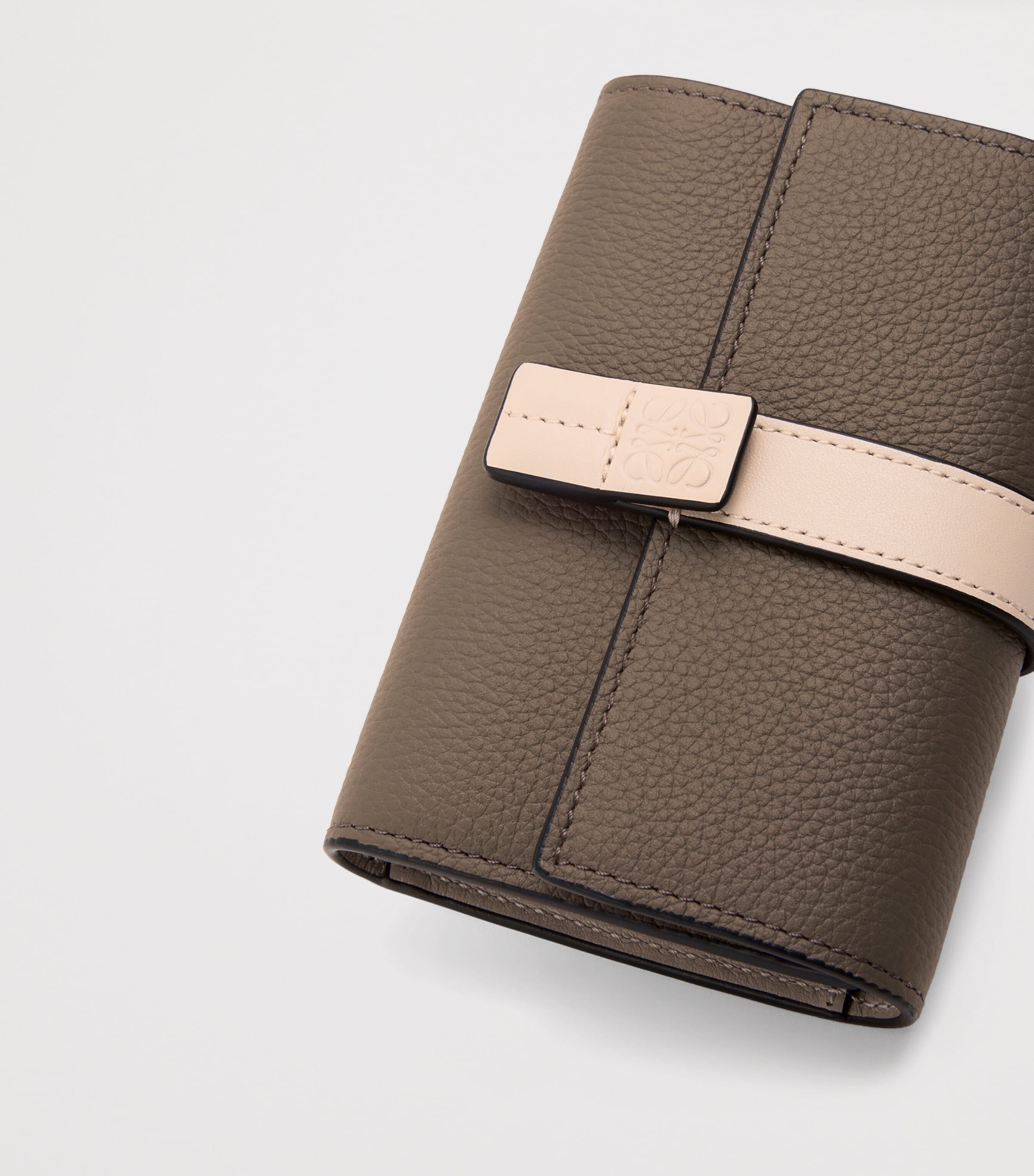 Small Calfskin Vertical Wallet TAUPE TALC Image 5