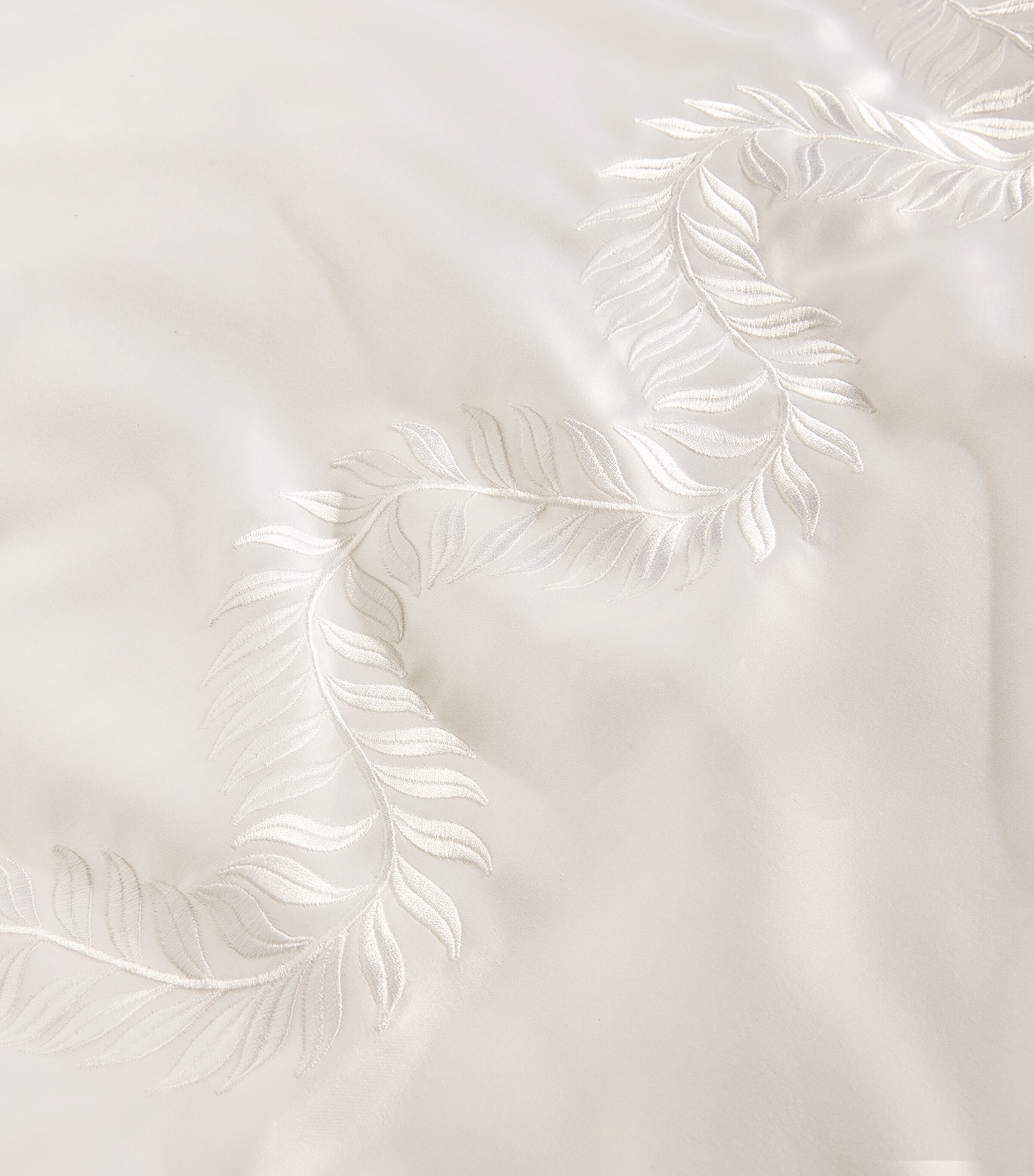 Peter Reed Cotton Embroidered Laurels King Fitted Sheet (150cm x 200cm) White Image 3