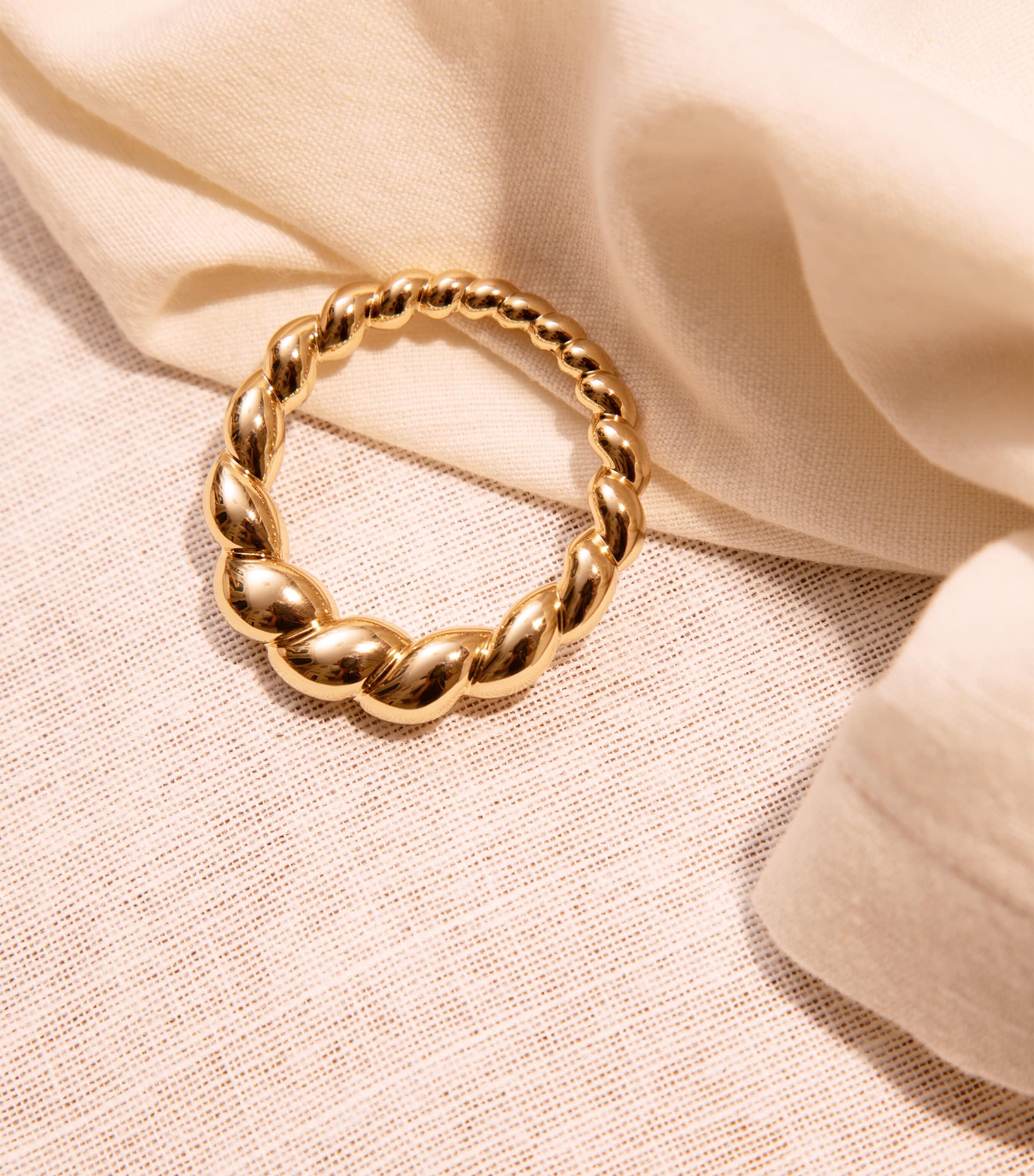 L'Objet x Jessica McCormack Porcelain Shell Napkin Rings (Set of 4) Gold Image 5