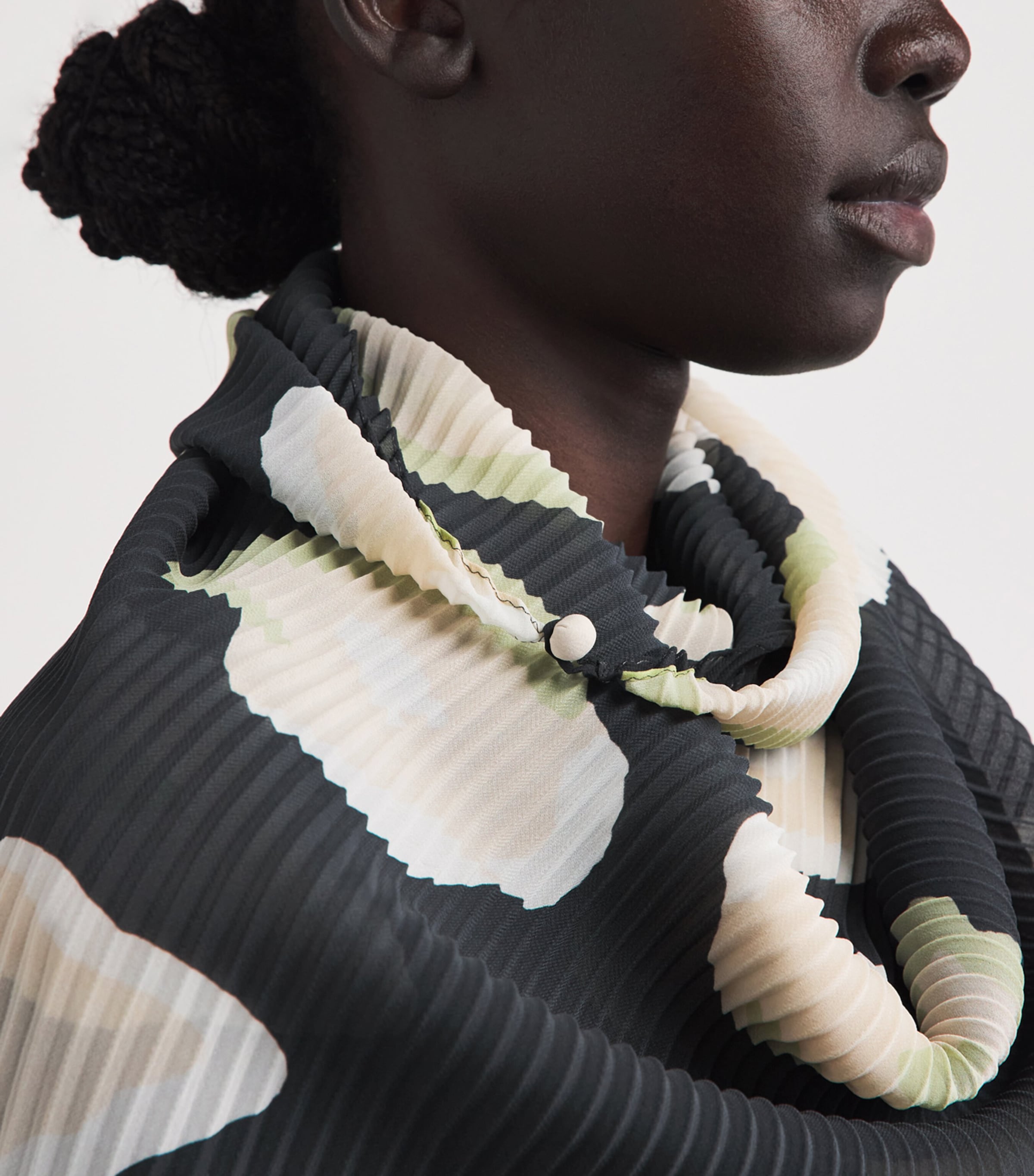 Issey Miyake Floral Verve Pleats Stole Black Hued Image 3