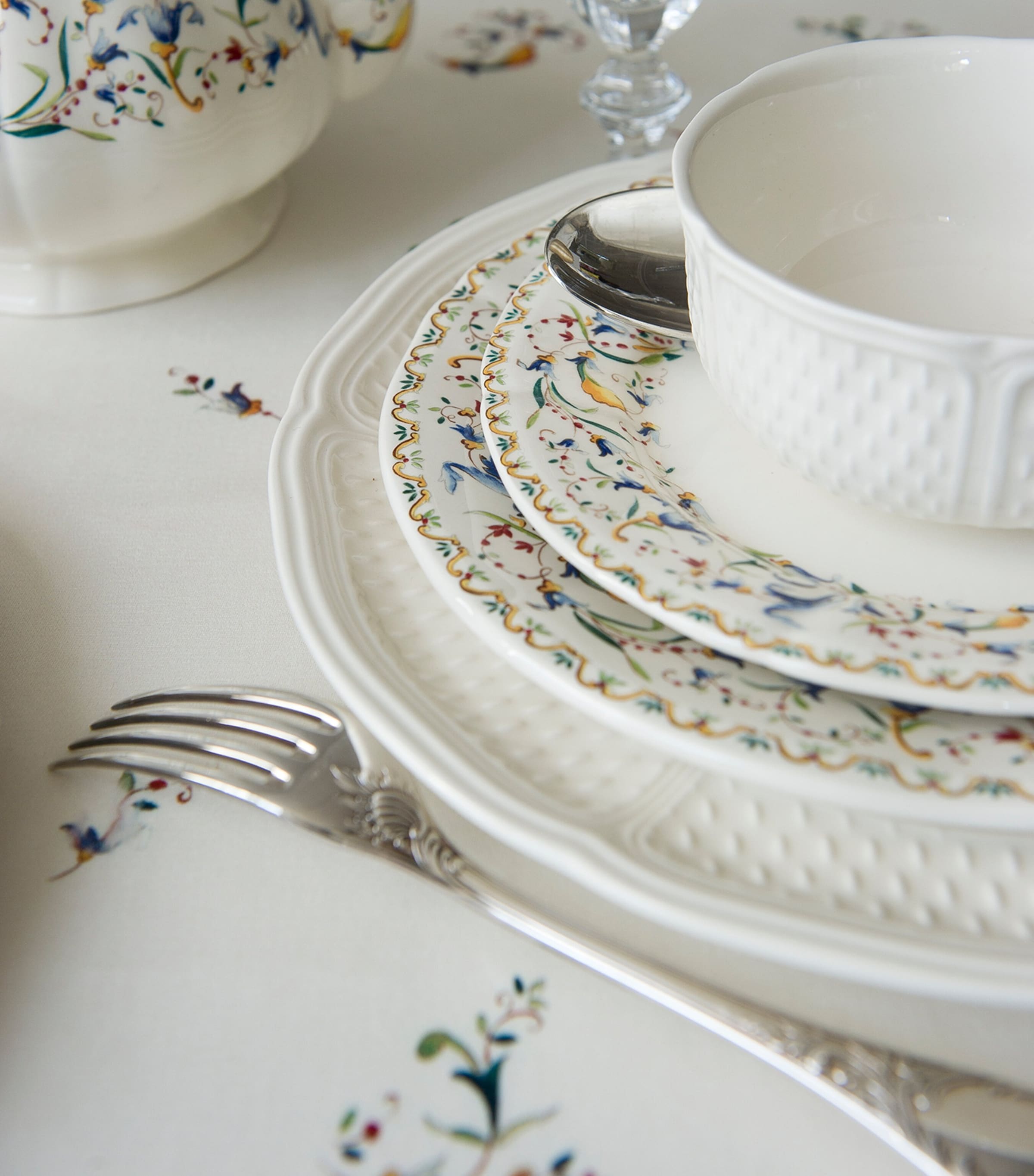 Set of 4 Toscana Dessert Plates (23cm) WHITE, BLUE, YELLOW Image 3