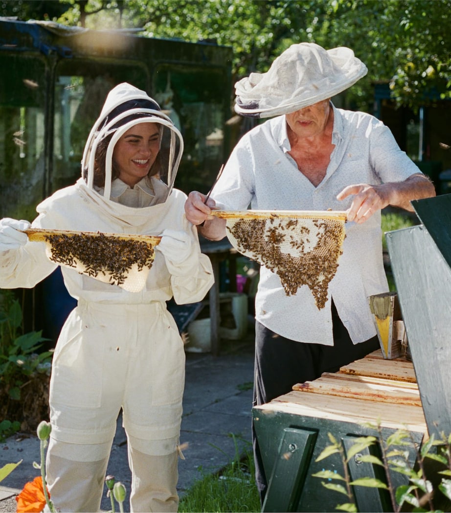 Honey Infused Hair Wash (330ml) NO COLOUR Image 6