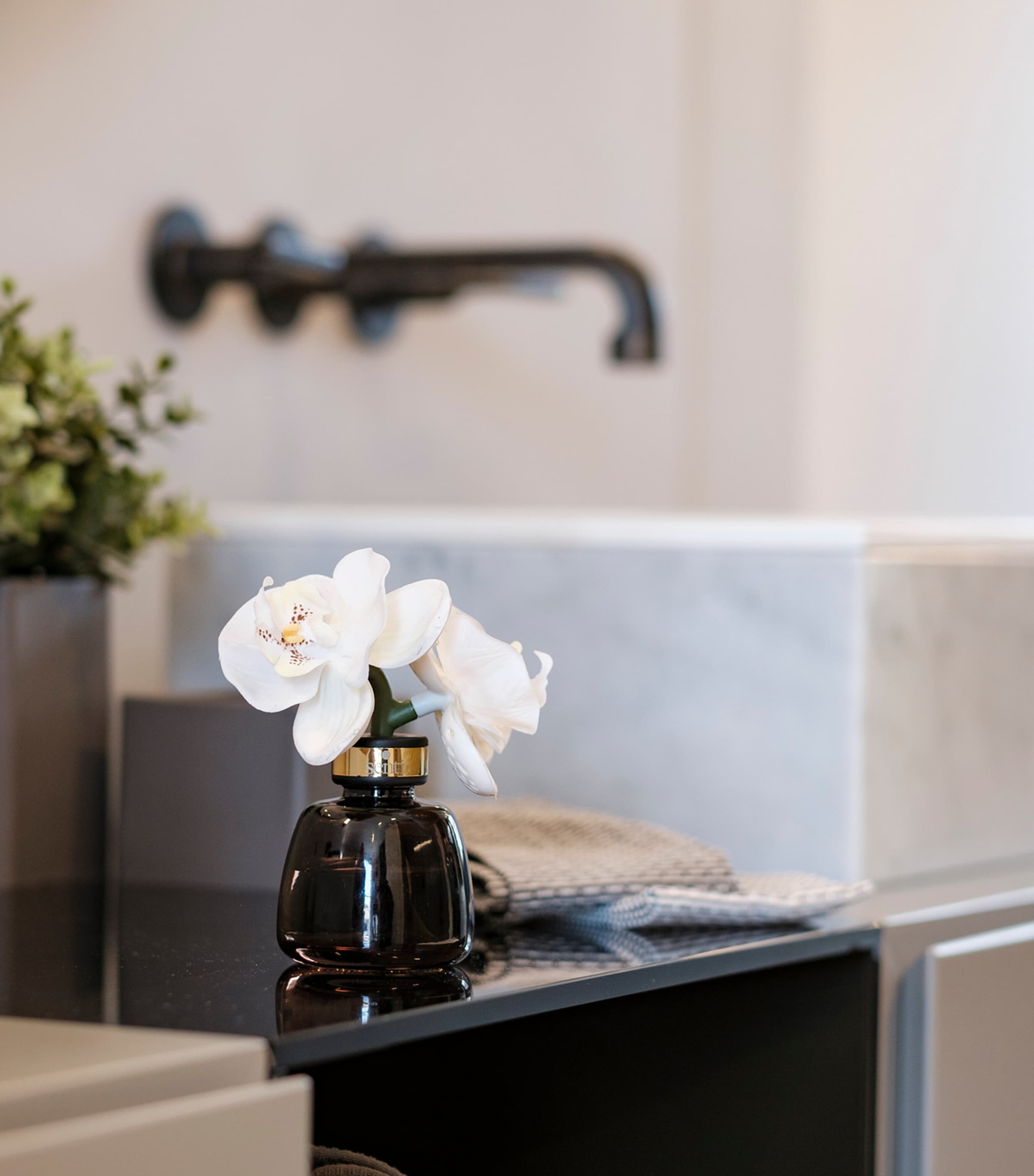 The Little Orchid Bergamot and Ginger Diffuser (100ml) BRONZE Image 2