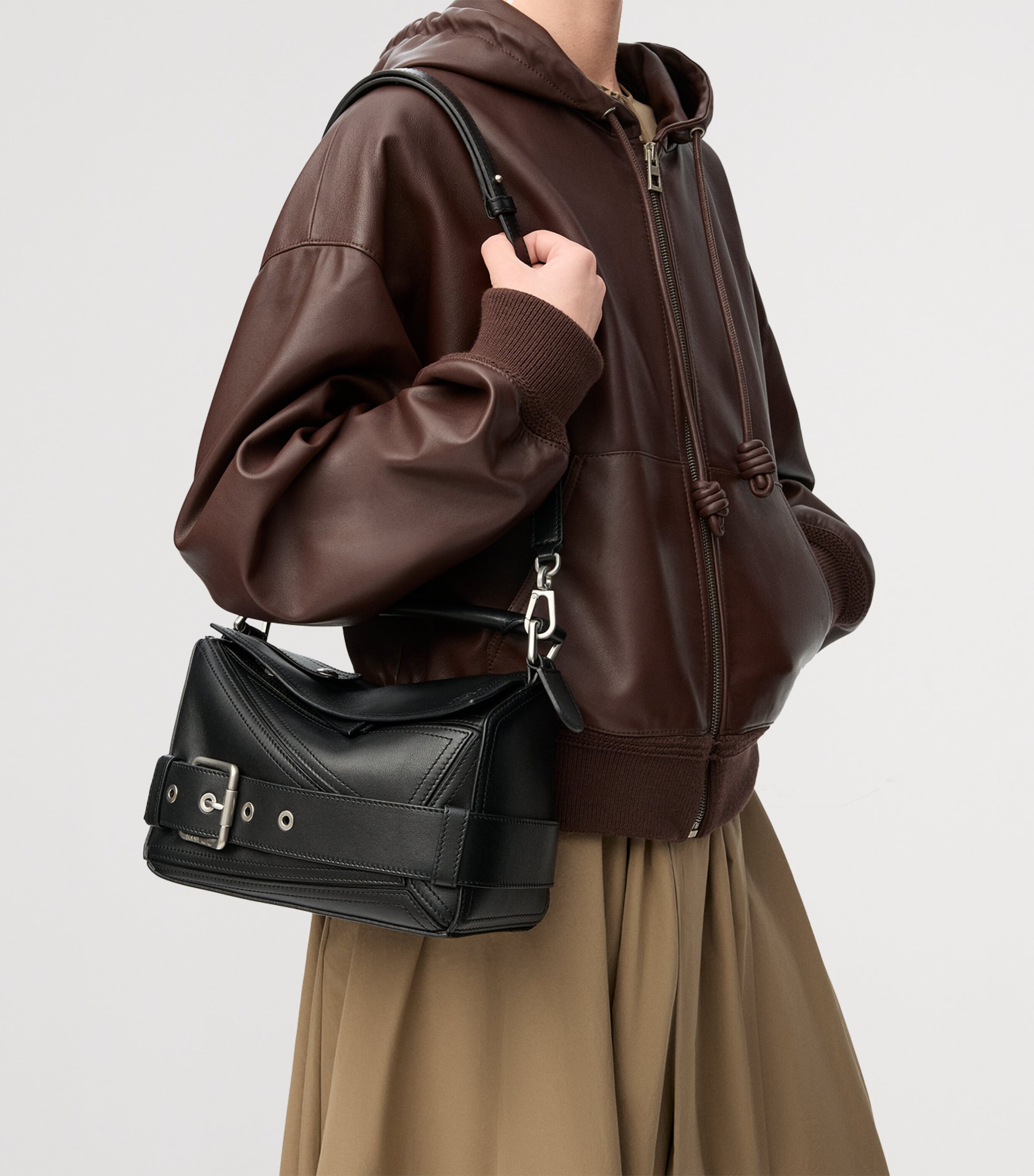 ハンドバッグ LOEWE HAND BAG (AP22P22X07 BLACK) LOEWE Small Leather Puzzle Biker Top-Handle Bag | Harrods US