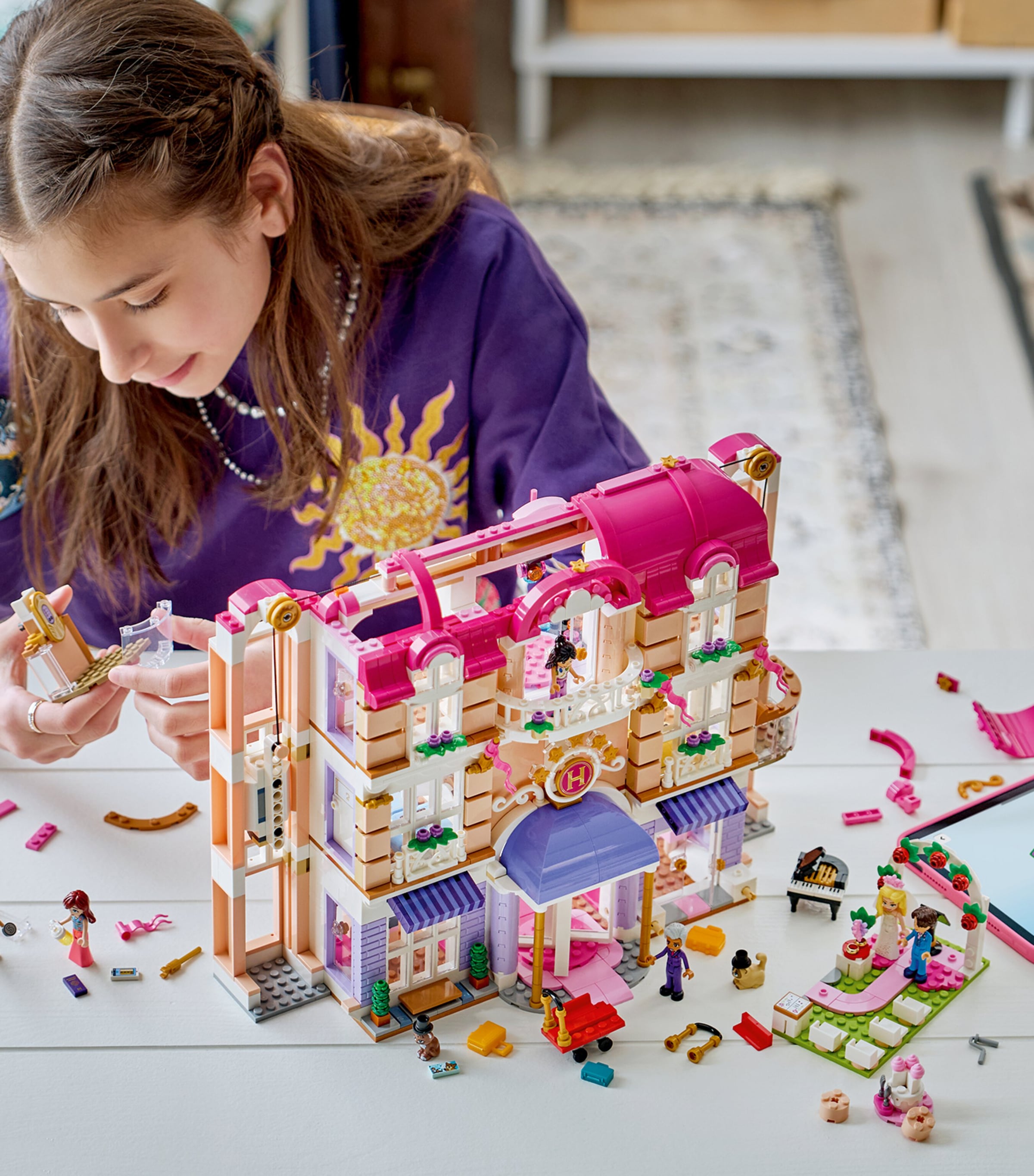 Lego LEGO Friends Heartlake City Grand Hotel 42704 Image 3