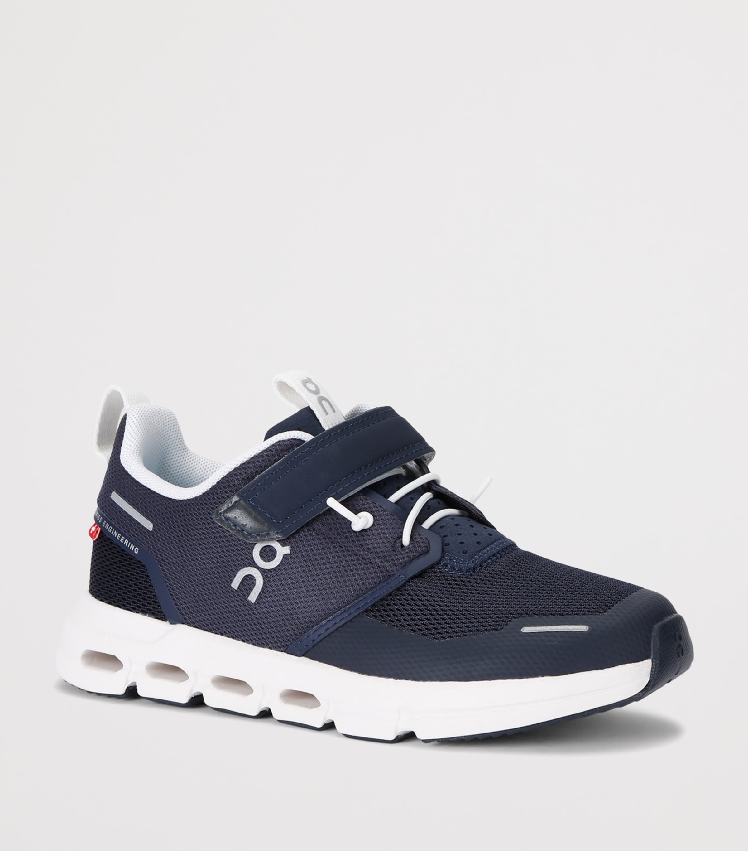 ON Running Cloud Play Trainers Navy Image 2