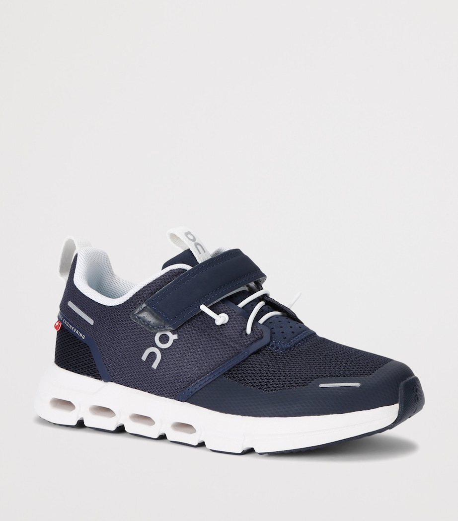 ON Running Cloud Play Trainers Navy Image 2