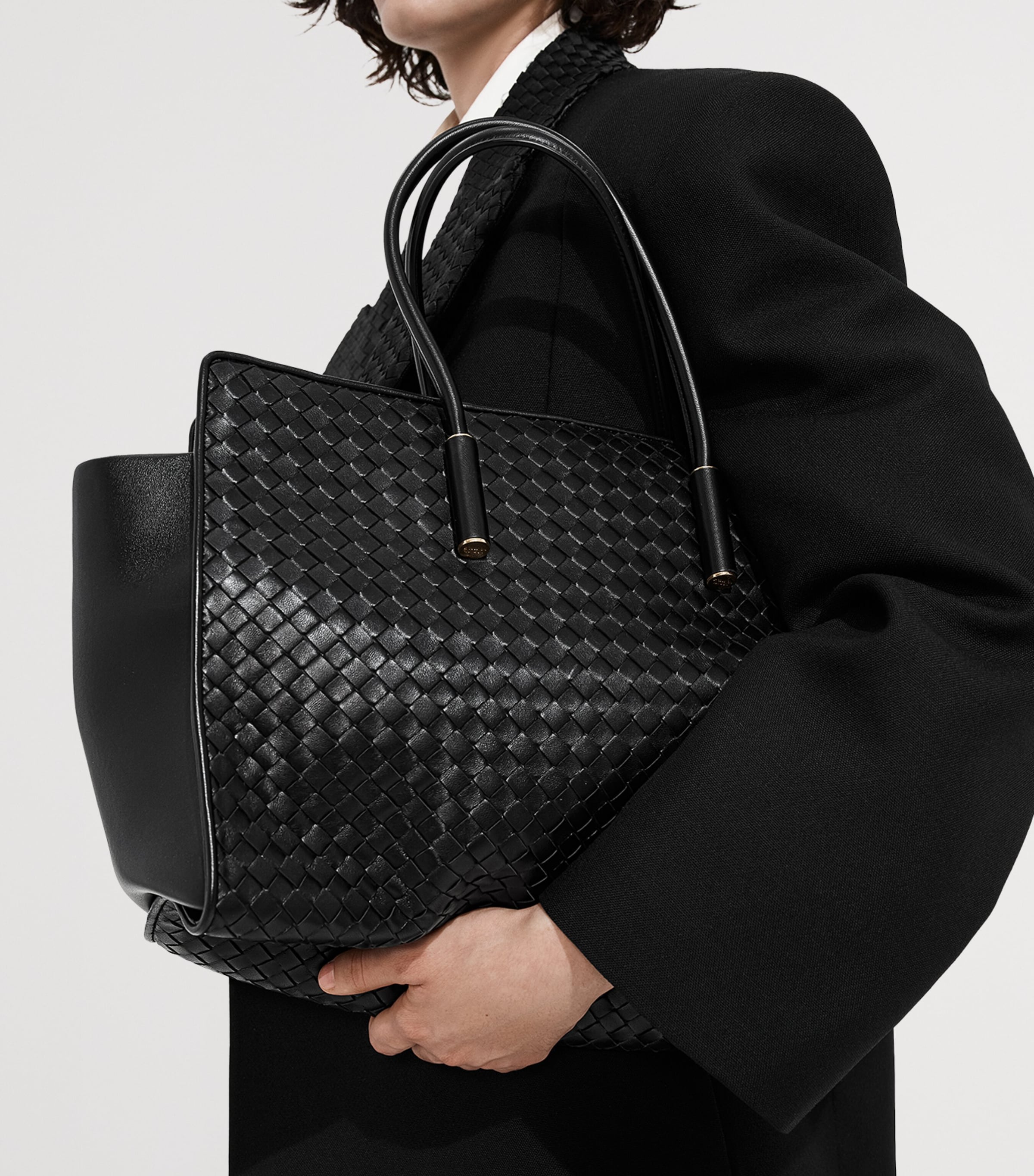 【美品】BOTTEGA VENETA 黒 レザー パッチワーク バッグ Bottega Veneta Black Leather Barbara Tote Bag | Harrods US