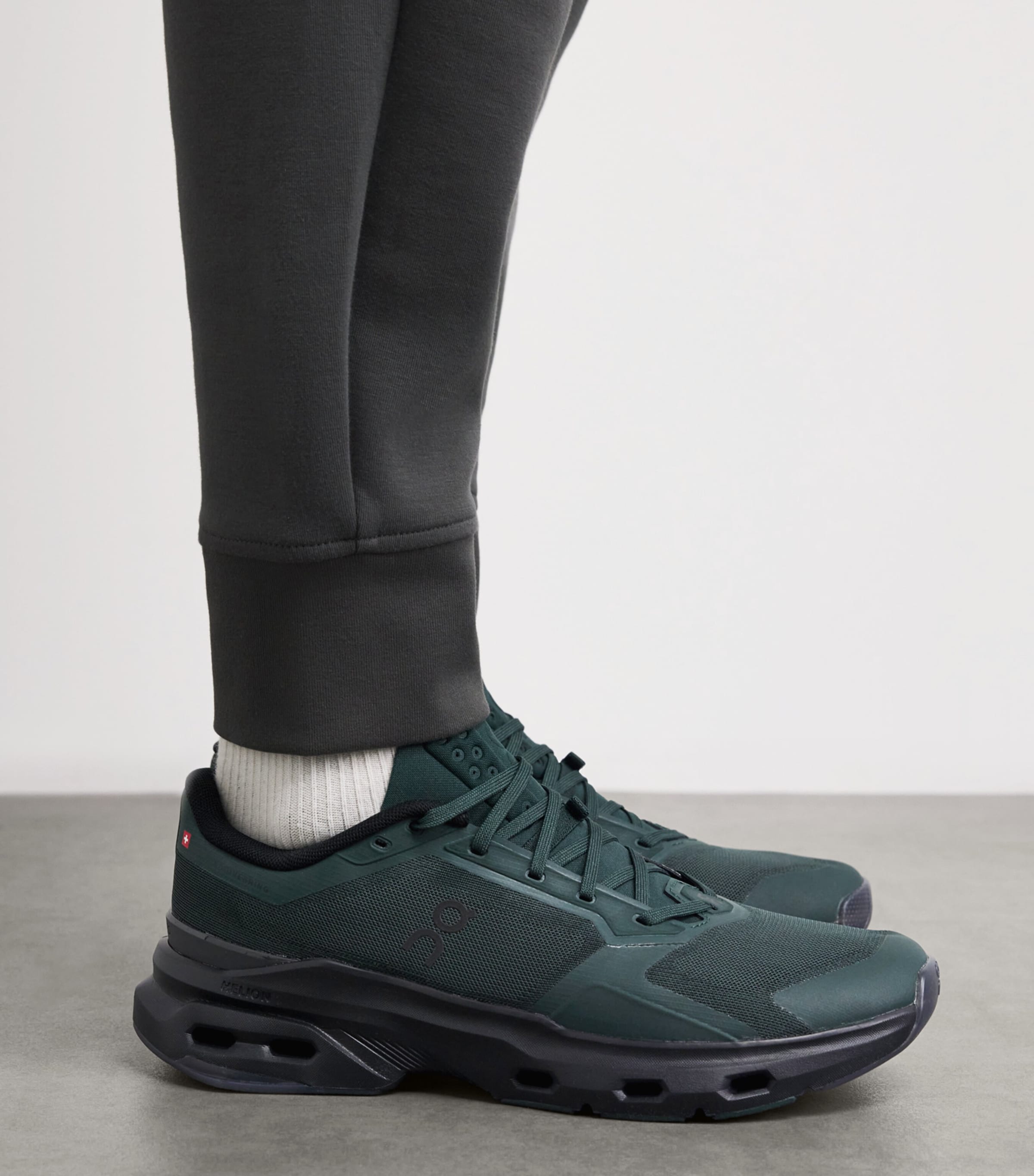 On Mens Cloudpulse 2 Trainers Obsidian | Black Image 4