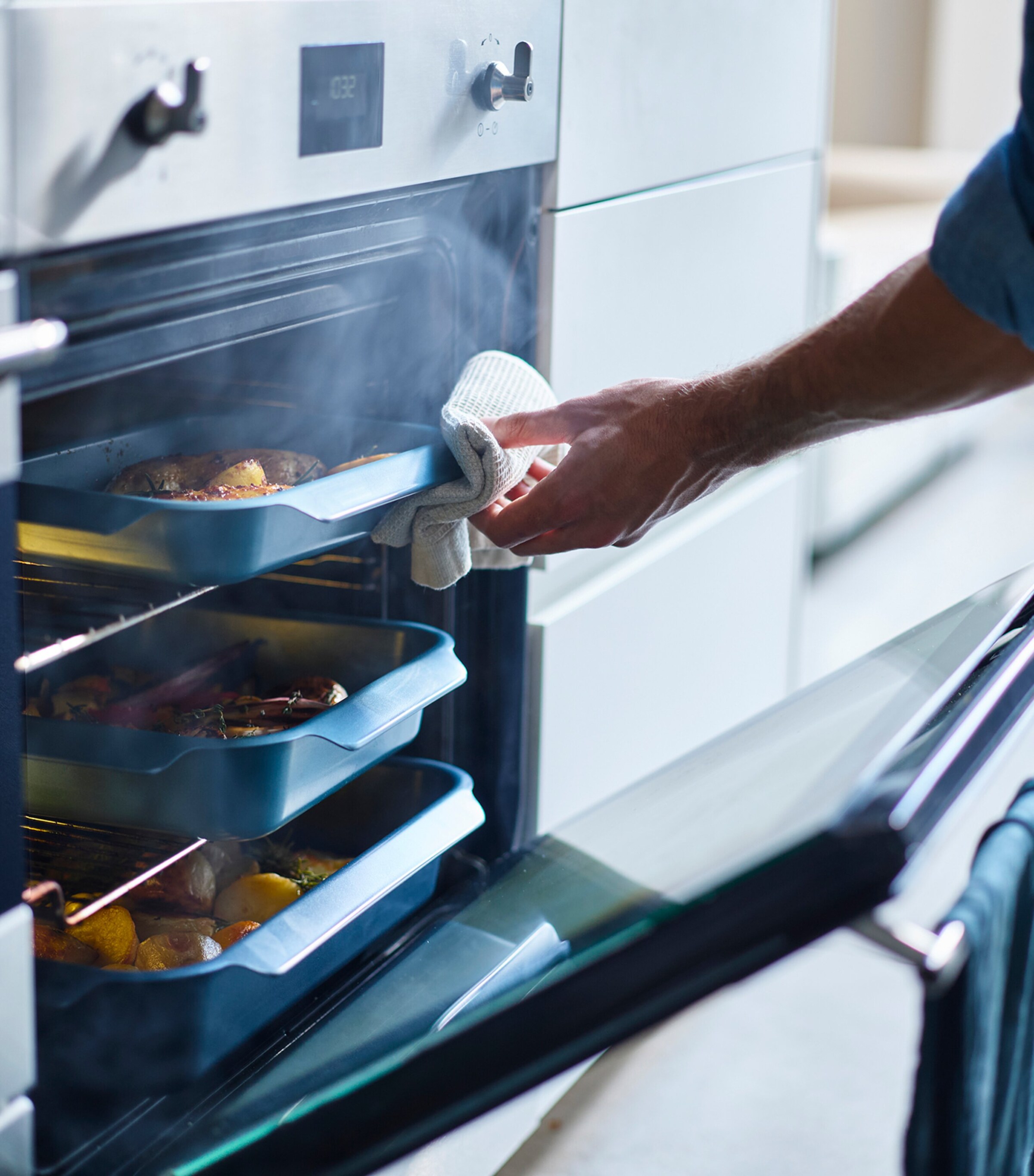 Set of 3 Non-Stick Nest Roasting Trays BLUE Image 4