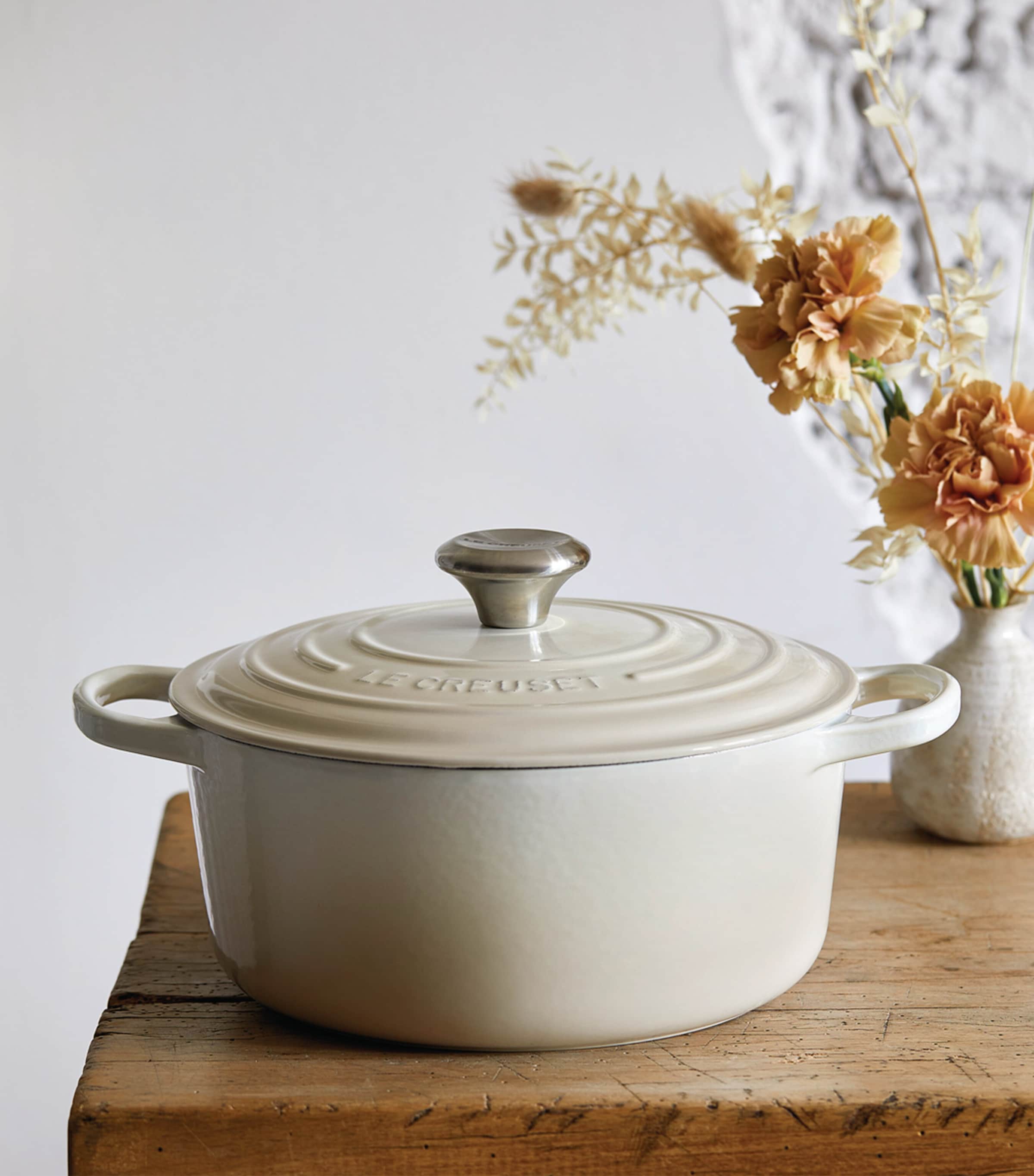 Le Creuset Cast Iron Round Casserole Dish (20cm) Meringue Image 4