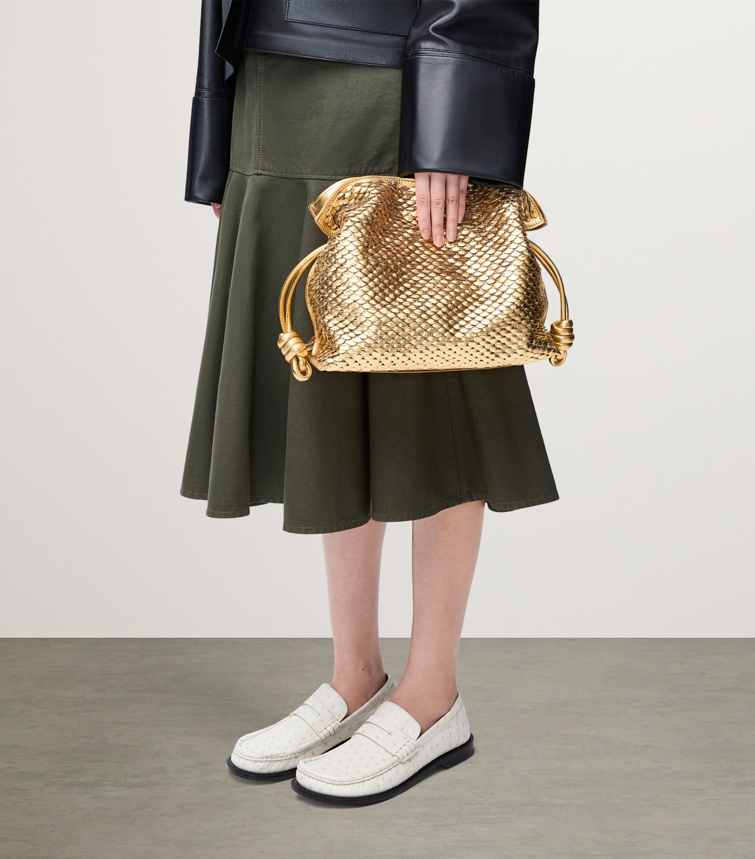 Medium Leather Scales Flamenco Clutch GOLD Image 10