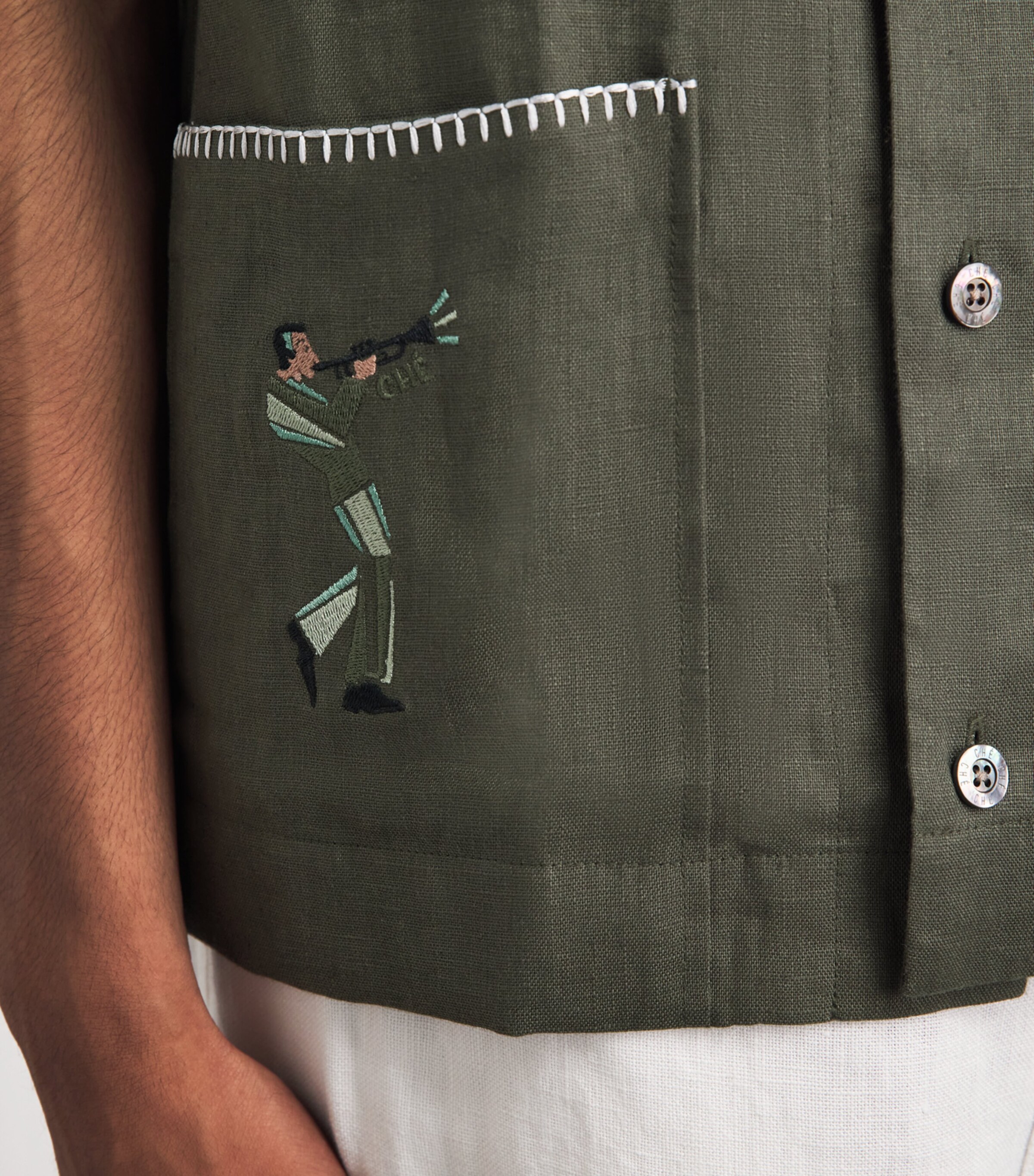CHÉ Mens Linen Trompette Embroidered Shirt Deep Forest Image 3