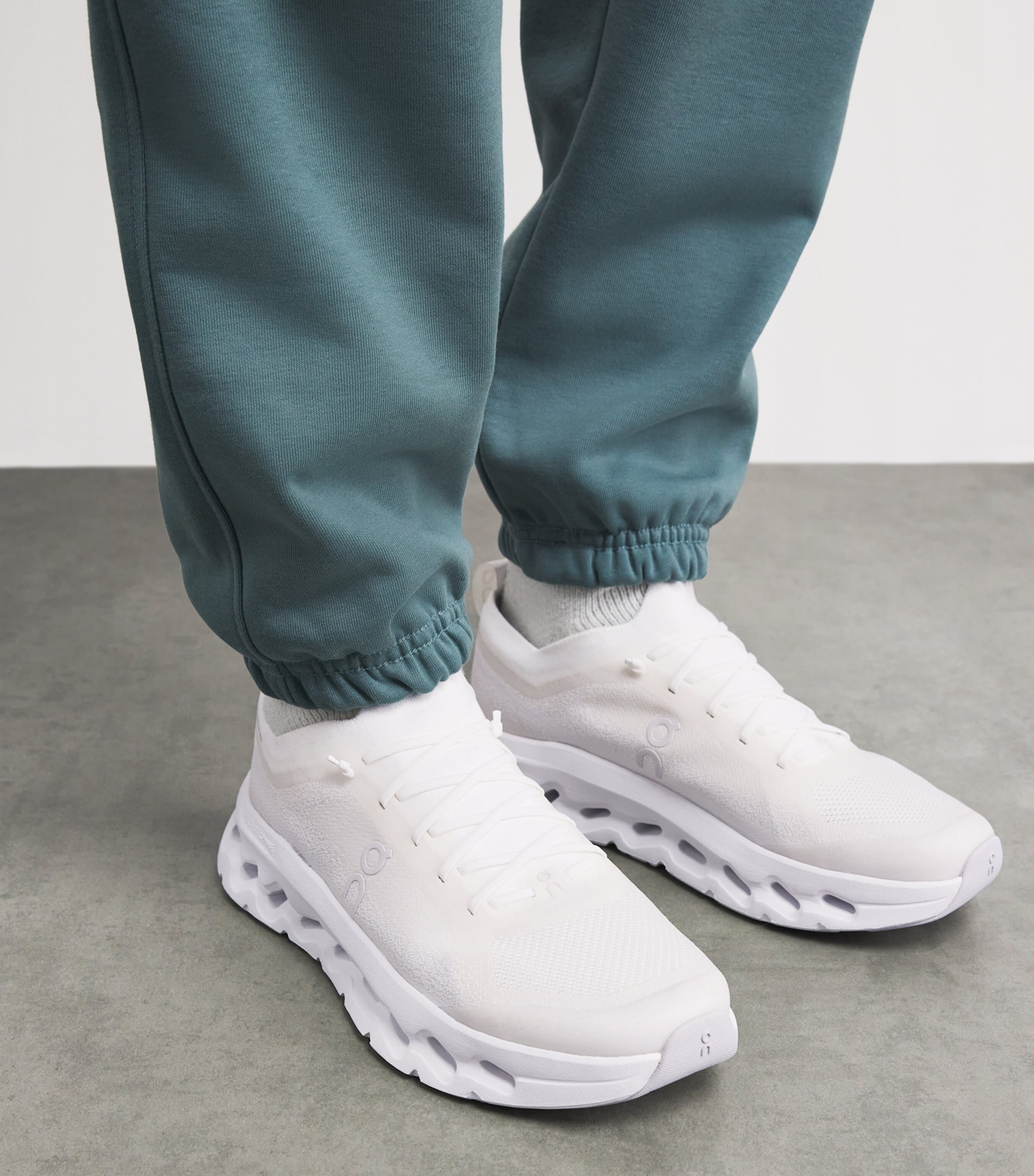 On Mens Cloudtilt Moon Trainers White/frost Image 4