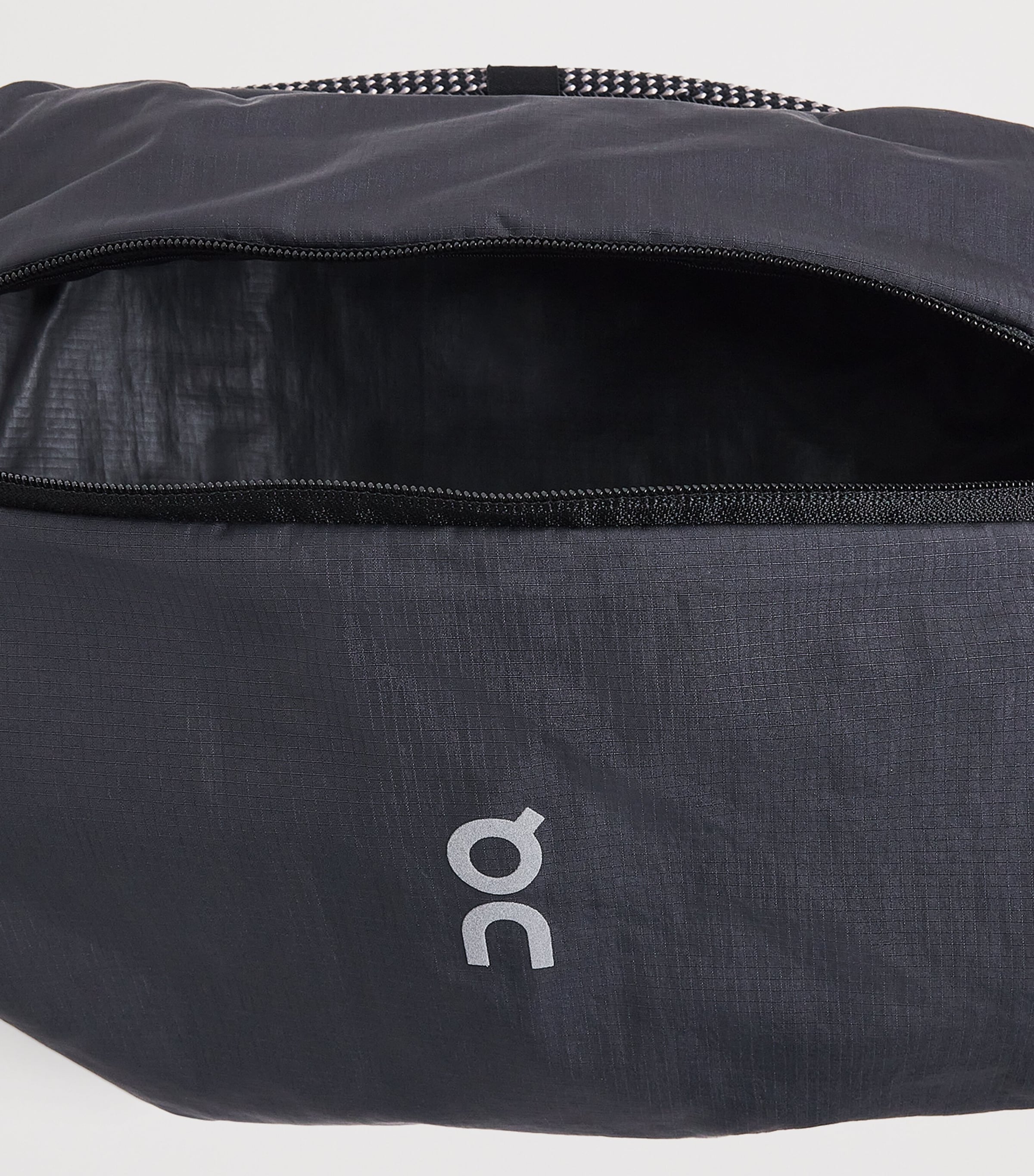 On Sling Pack Cross-Body Bag Magnet | Black Image 5