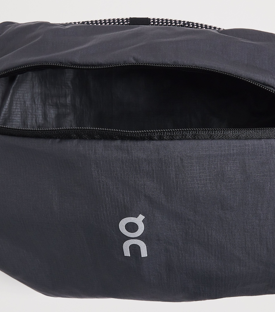On Sling Pack Cross-Body Bag Magnet | Black Image 5