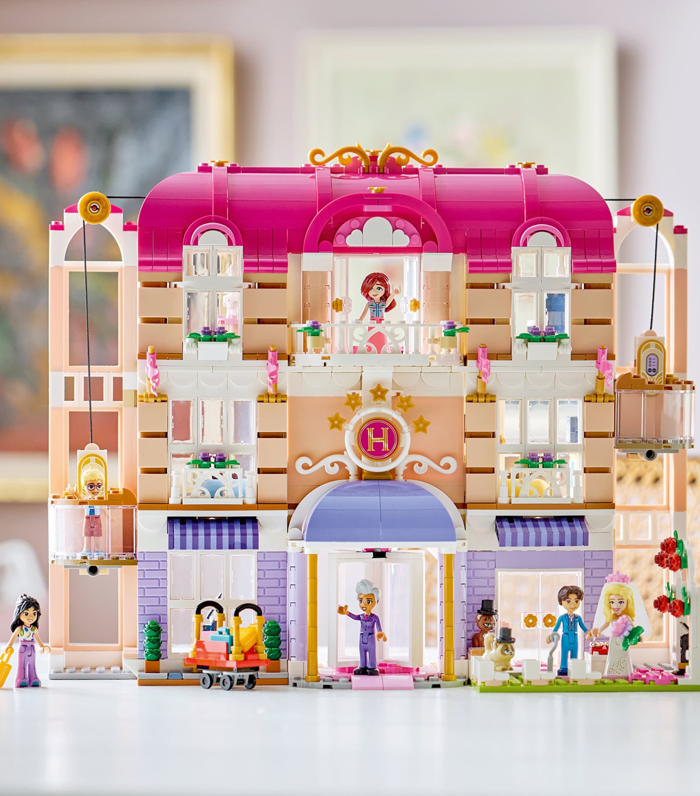 Lego LEGO Friends Heartlake City Grand Hotel 42704 Image 5