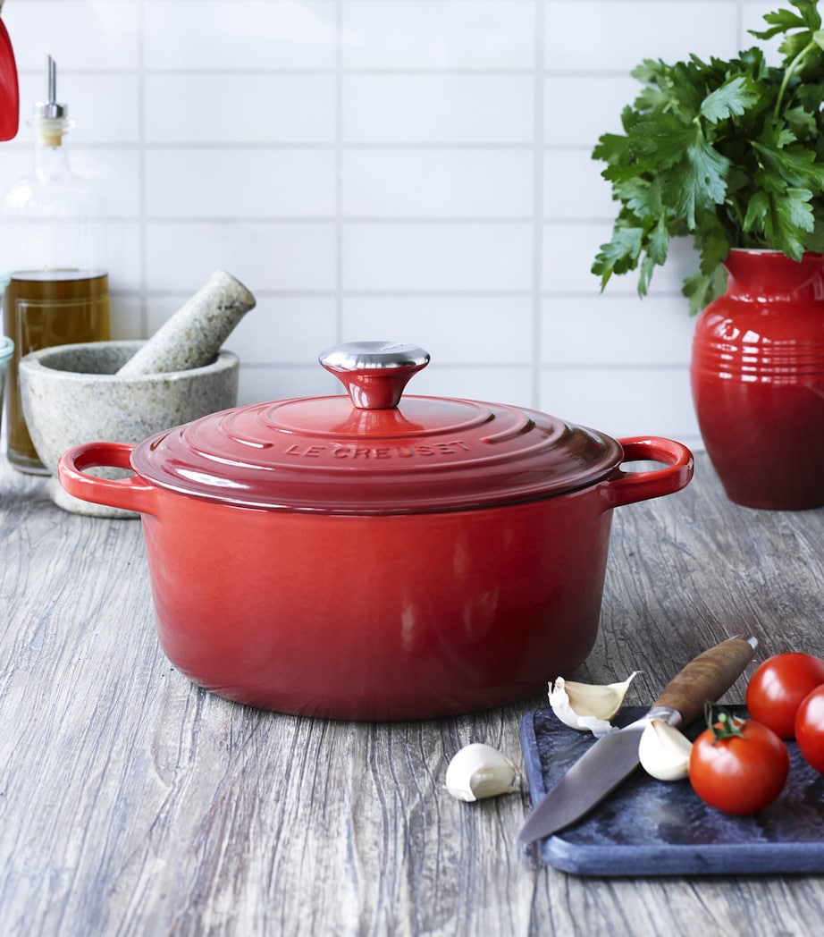 Cast Iron Round Casserole Dish (24cm) CERISE Image 5