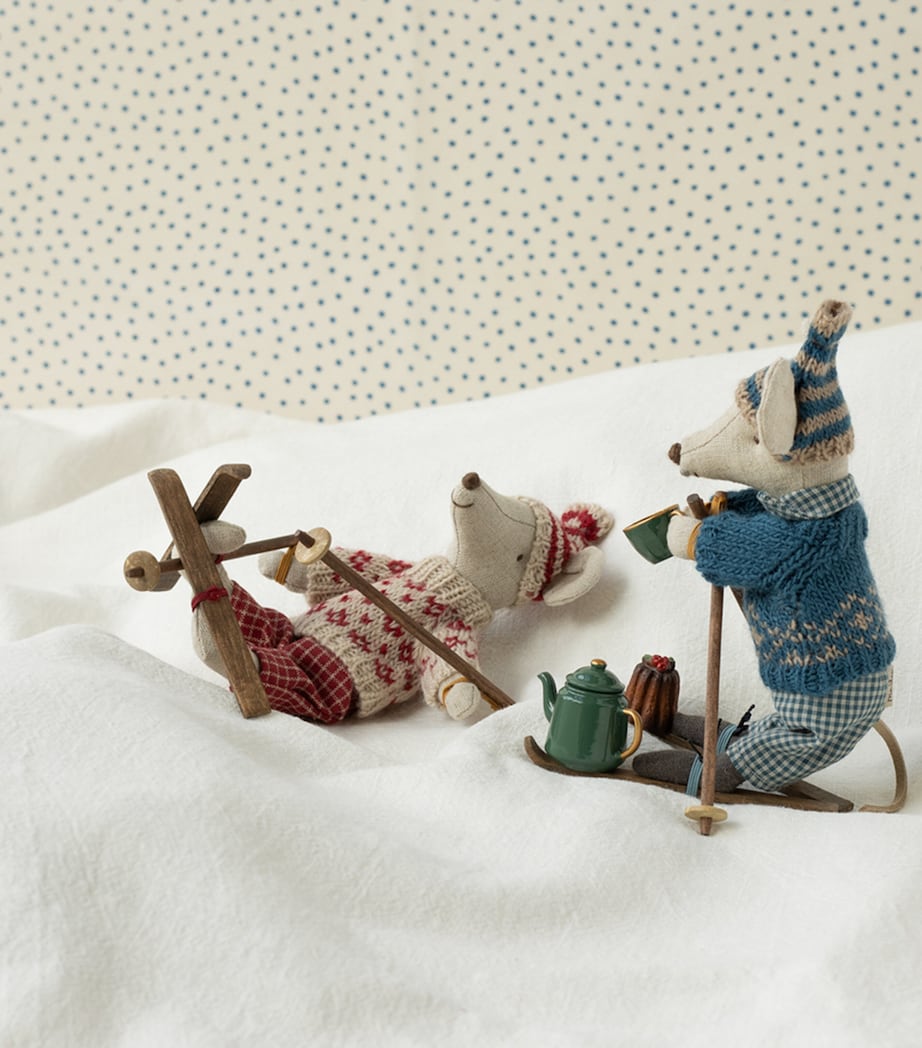 Winter Mouse Mum with Skis (19cm) MULTI Image 3