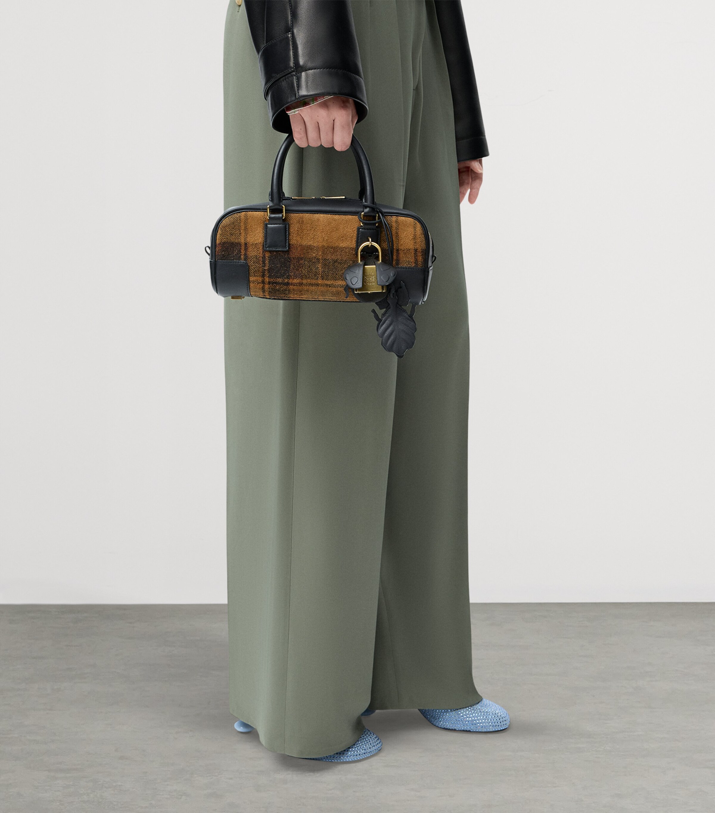 Leather Amazona 23 Top-Handle Bag TAN BLACK Image 11