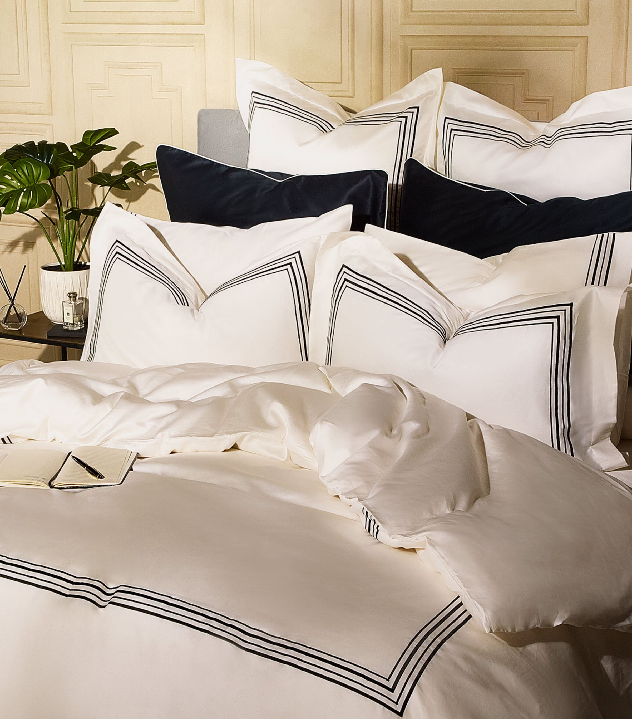 Mayfair King Duvet Cover and Pillowcase Set (230cm x 220cm) CREAM/BLACK Image 3