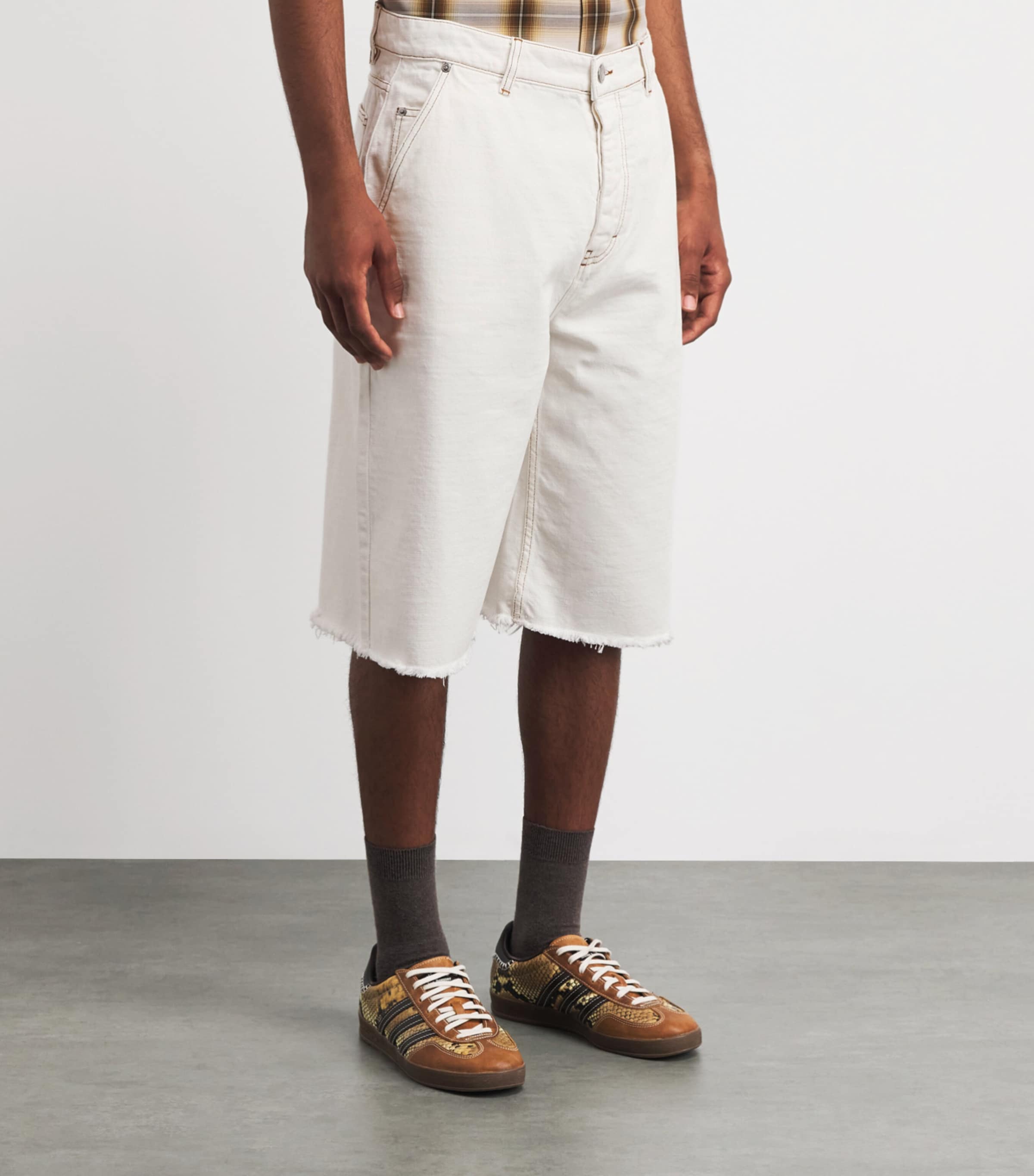 AMI Paris Mens Contrast-Stitch Oversized Denim Shorts Blanc Creme Image 4