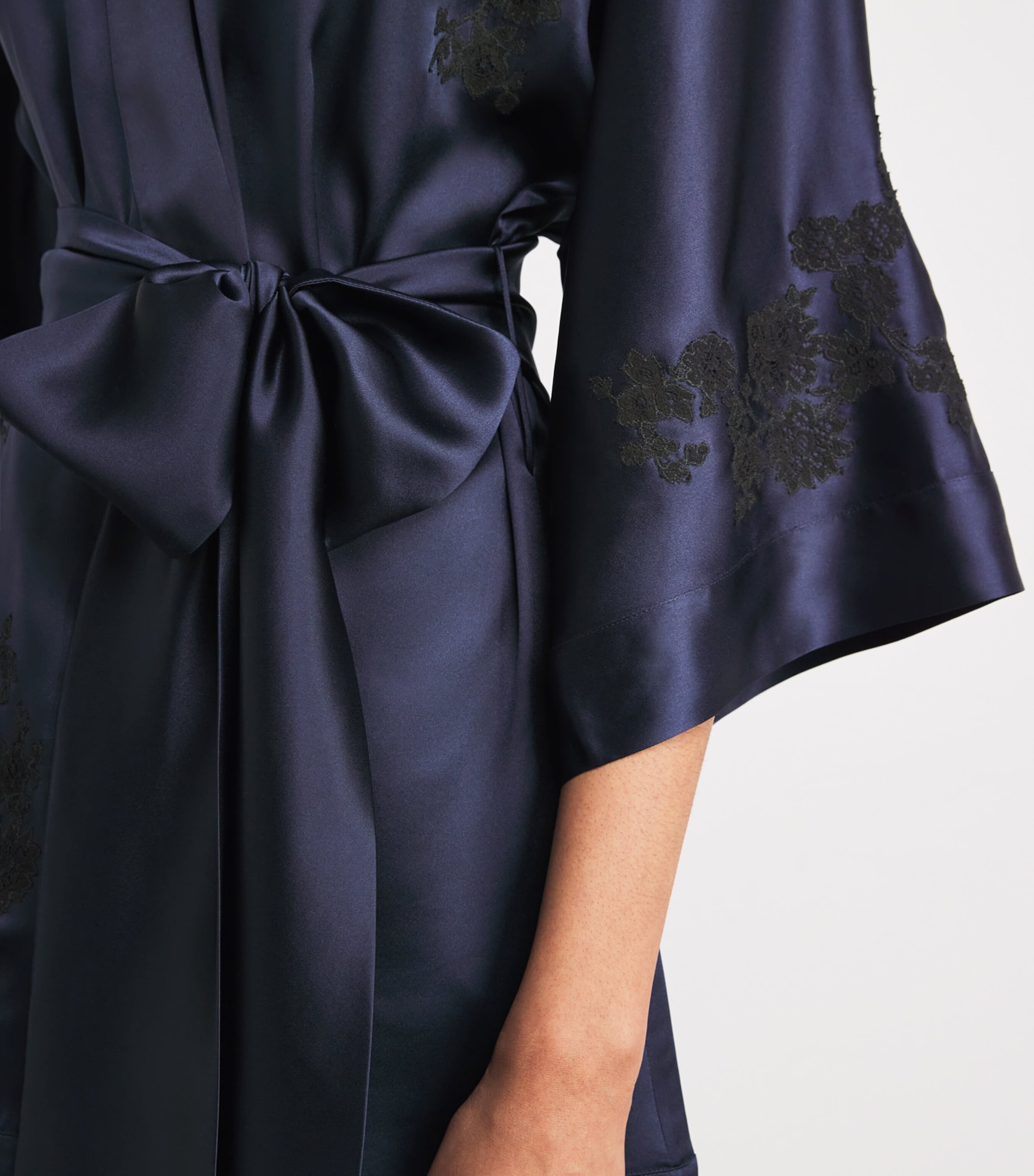 Silk Floral Julia Mini Kimono Robe MARINEBLUE/BLACK Image 5