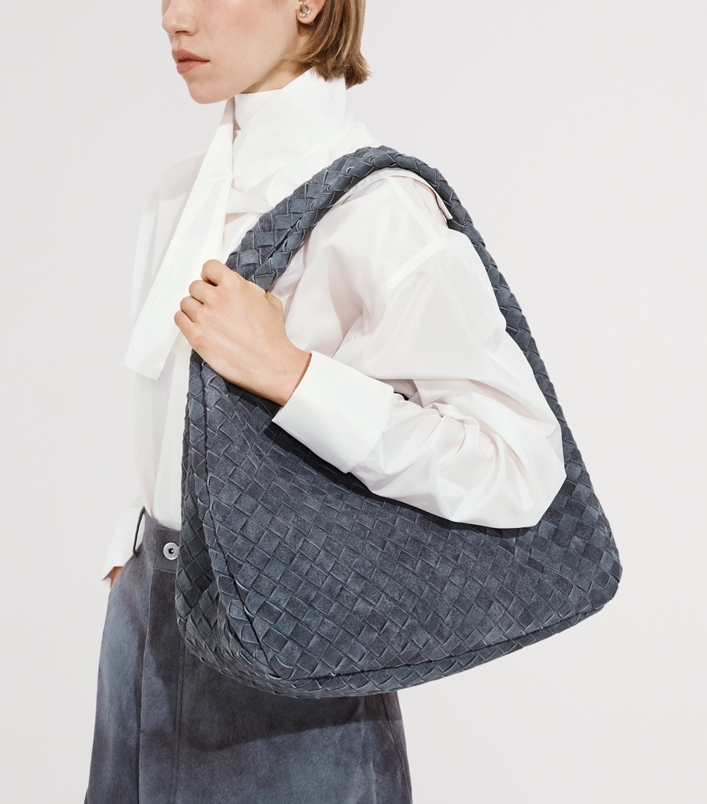 Bottega Veneta Womens Large Leather Intrecciato Campana Shoulder Bag Image 2