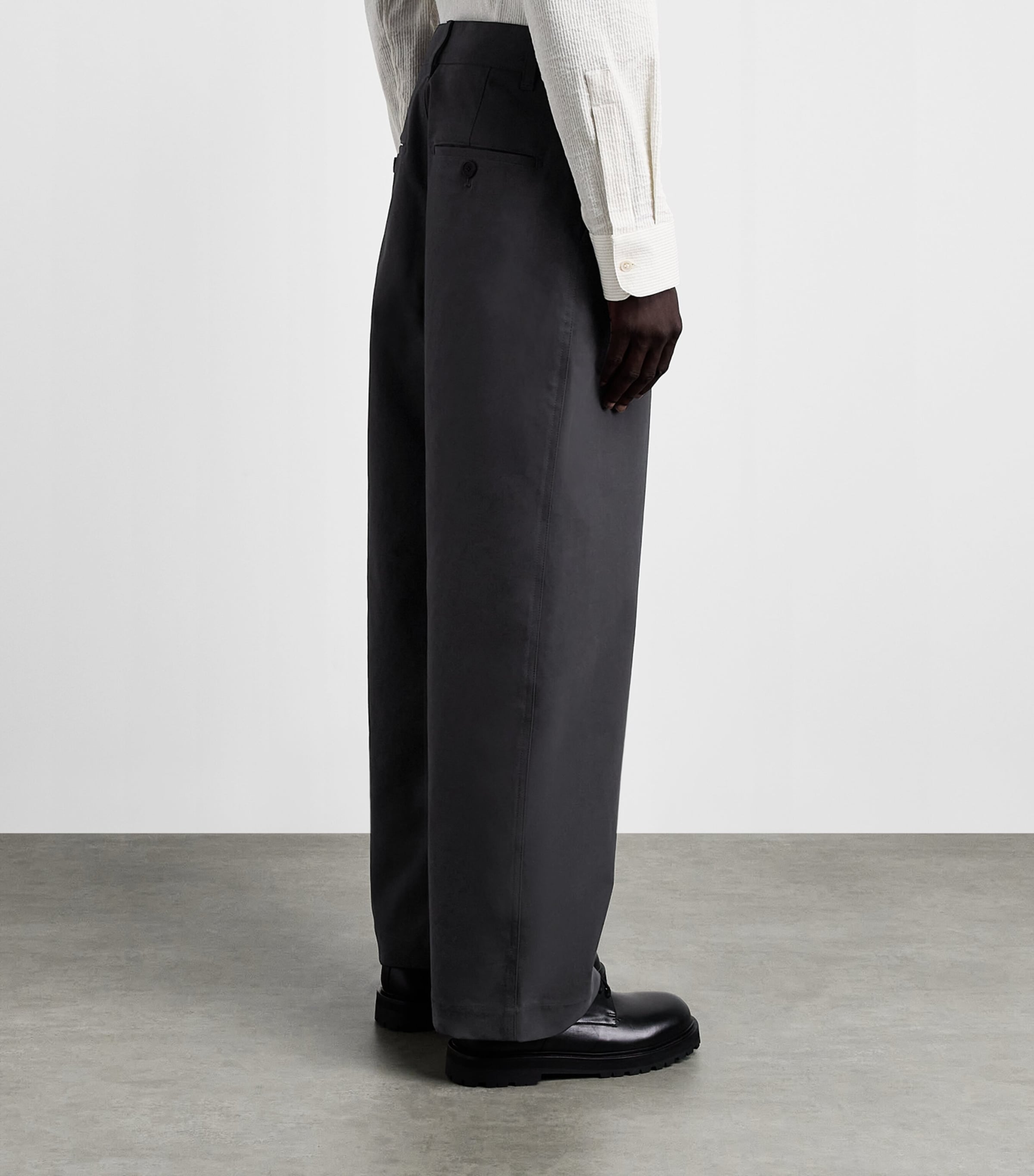 Studio Nicholson Mens Cotton Barrel-Leg Trousers Ore Image 5