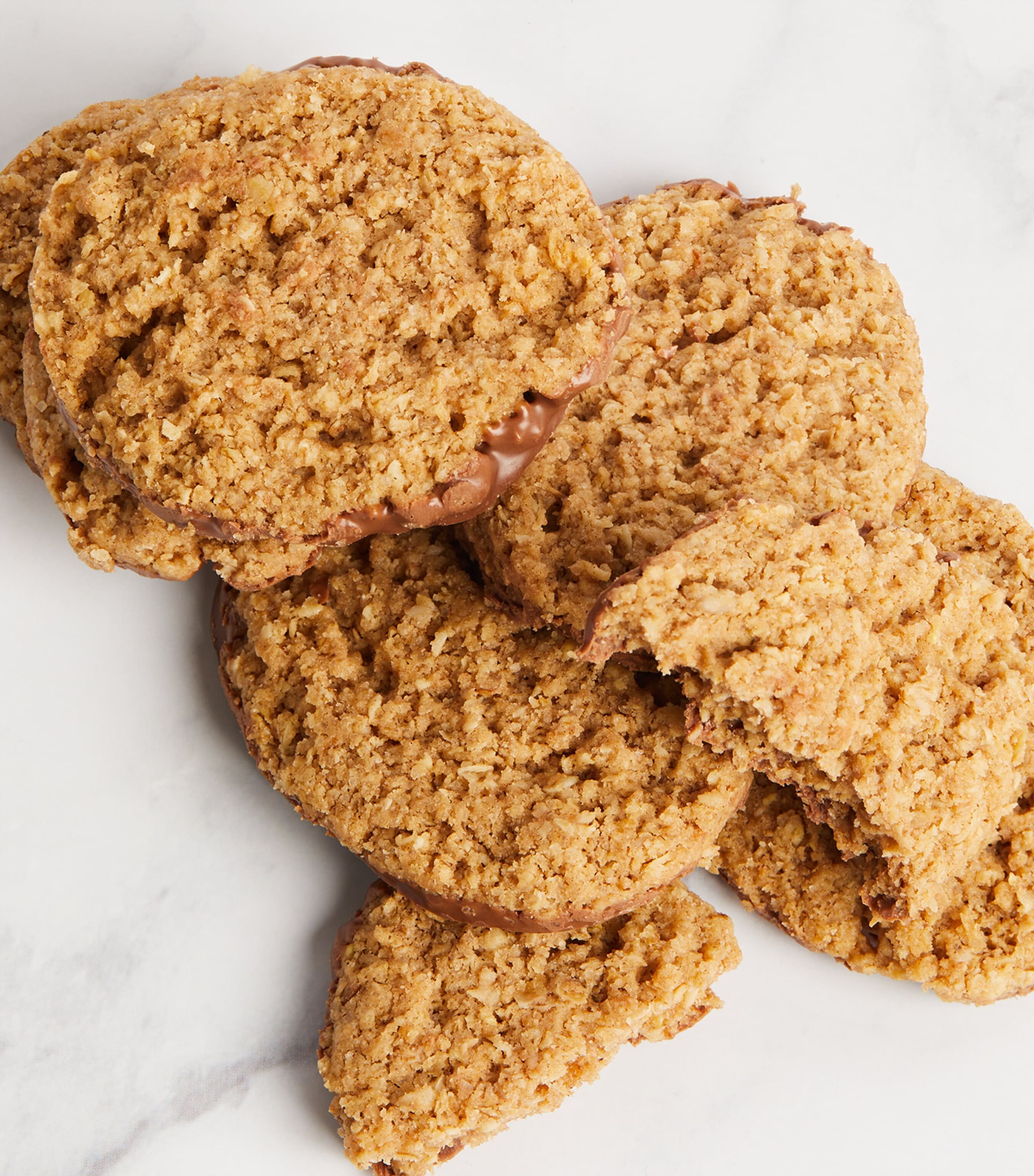 Heritage Chocolate and Cinnamon Oat Biscuit Tin (200g) NO COLOUR Image 4