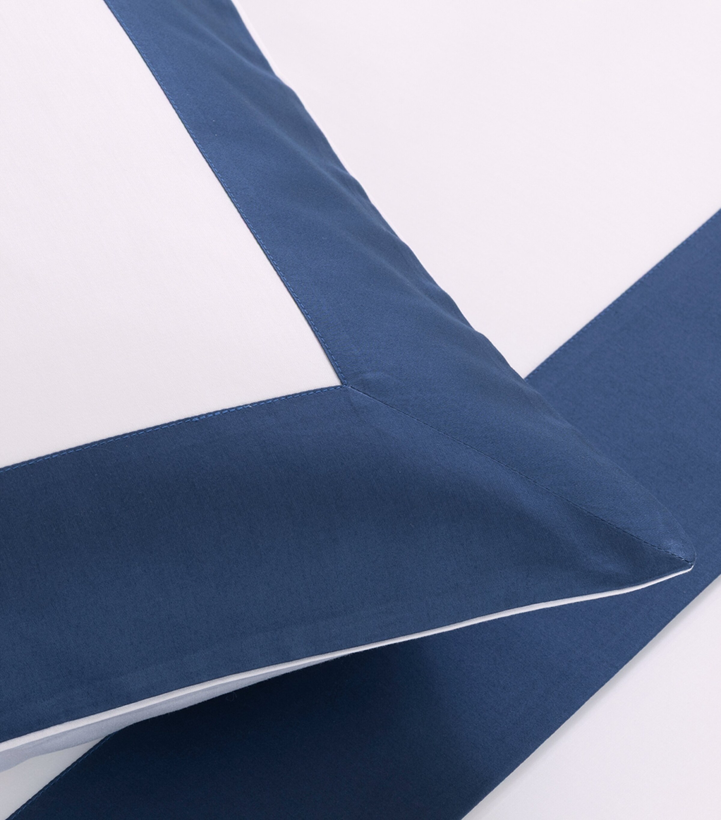 Frette Cotton Bold Square Pillowcase (65cm x 65cm) Milk/indigo B Image 4