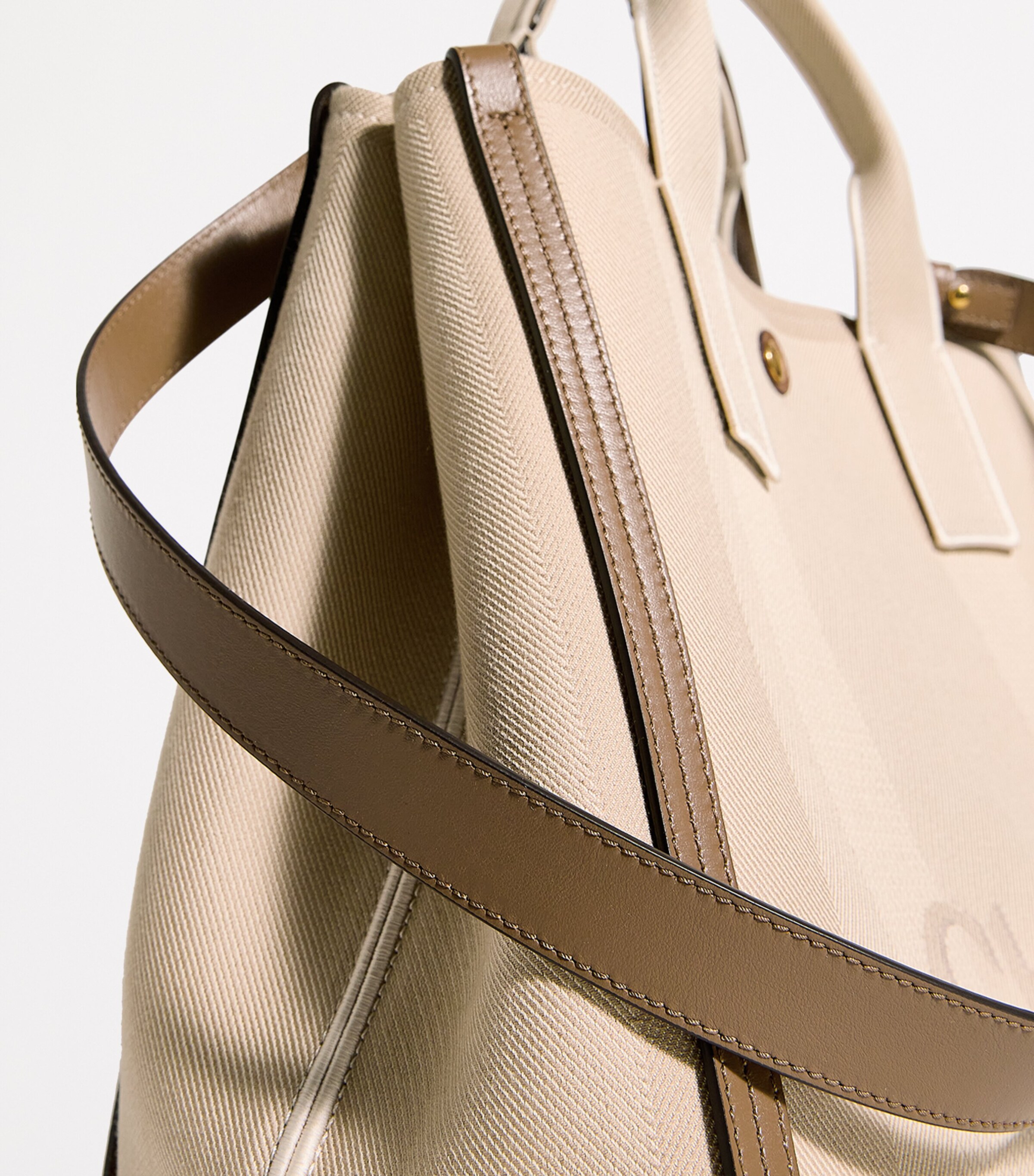 【Chloe】CARRY MEDIUM TOTE BAG◆CH25US910P19 Chloè Carry canvas shoulder bag with logo embroidery CHLOE